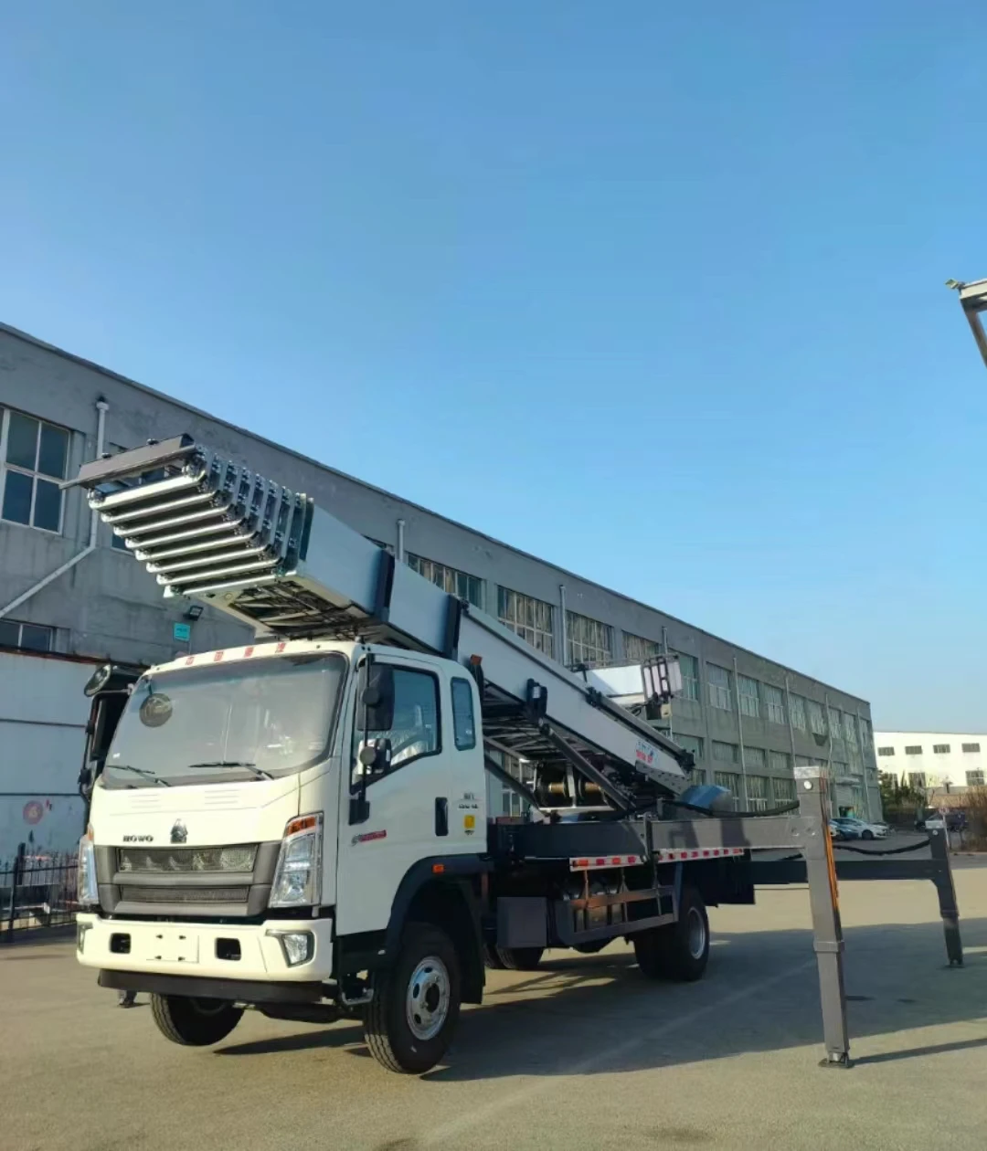 The factory sells diesel 6 wheel 4x2 original 45m telescopic ladder house mobile lift truck
