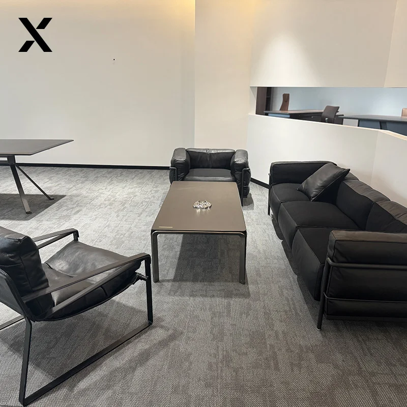 Набор деревянных офисных стульев