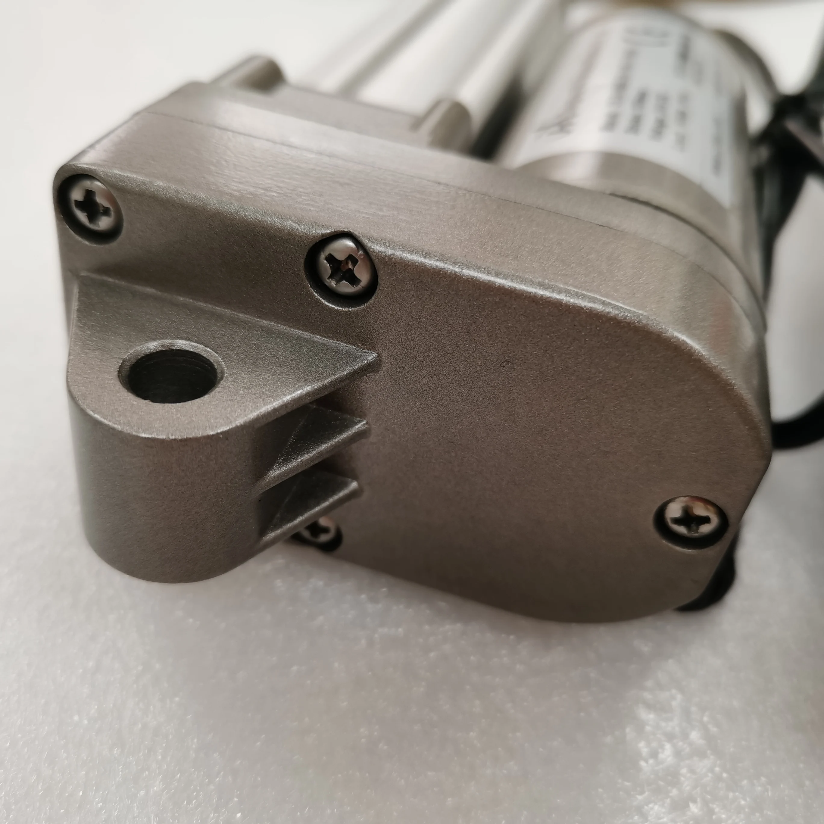 linear actuator with position sensor hall