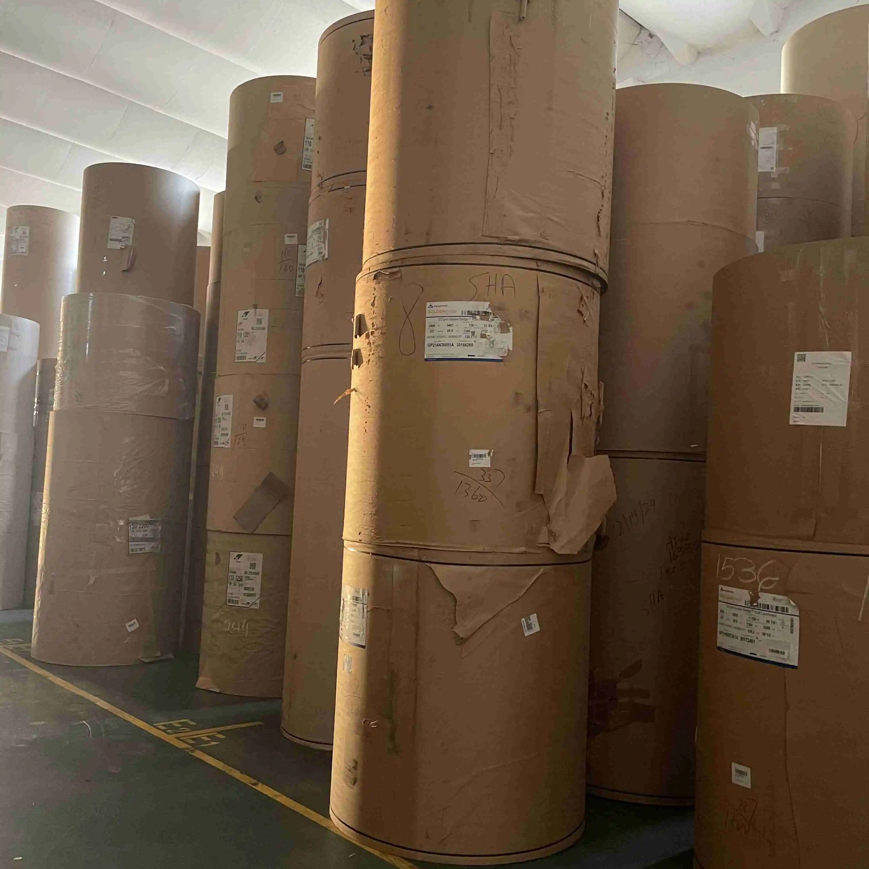 Рулоны Высококачественная перерабатываемая коричневая крафт-бумага хорошее истирание