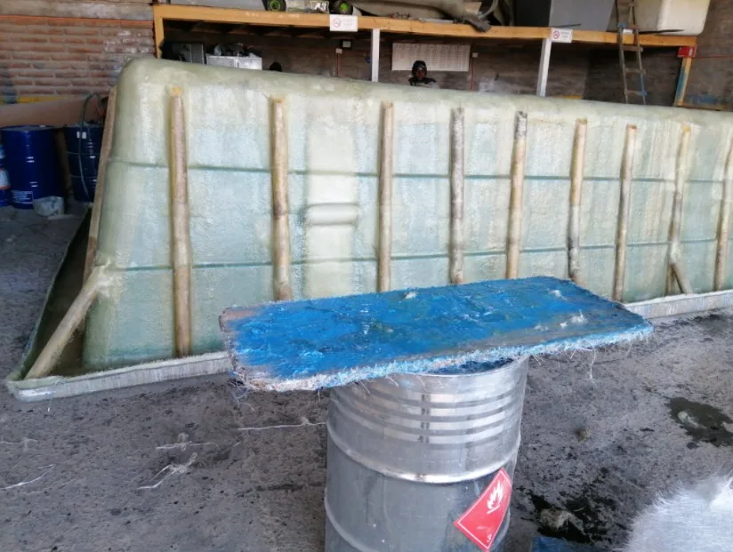 Заводская Высококачественная предварительно ускоряемая тиксотропная ненасыщенная полиэфирная смола для бассейнов, изготовление морских лодок