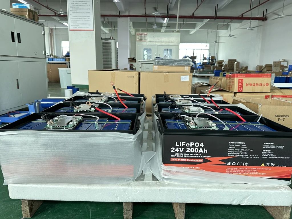 EU Warehouse Wholesale  LiFePo4 Battery 12V 50AH 100Ah 200Ah 400Ah  Bluetooth IP65 Waterproof Heating Balance Solar Battery