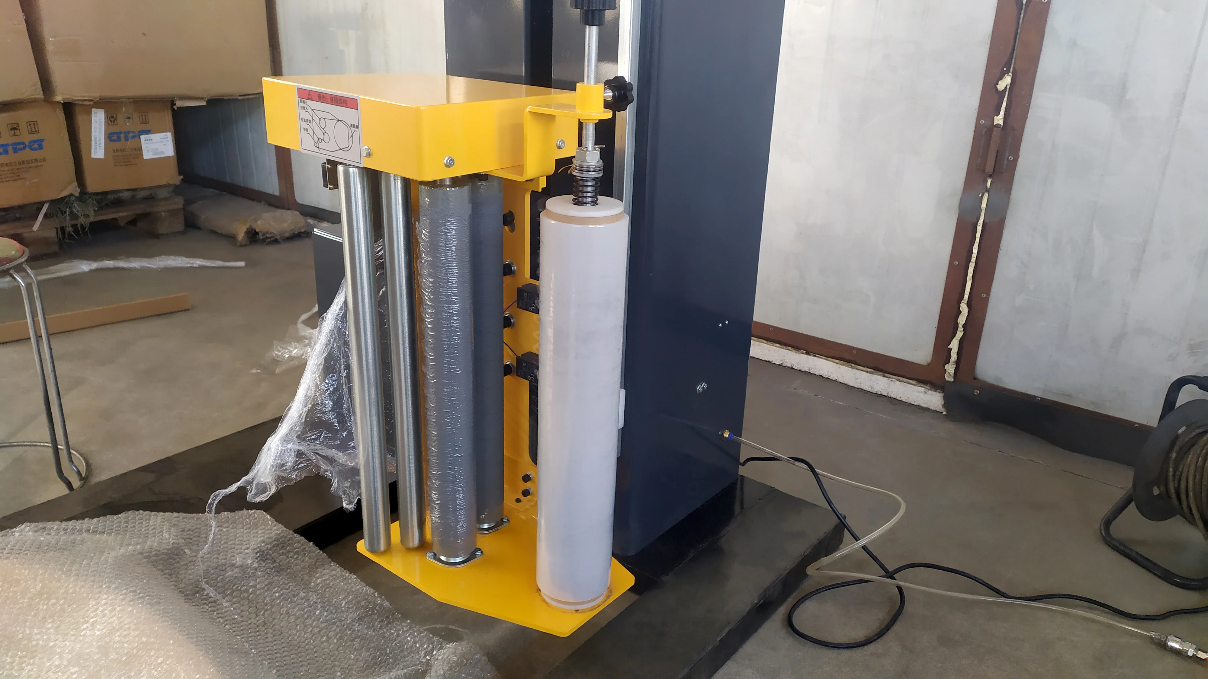 UCR-T1650D Top Presser Semi Auto Turntable Pallet Stretch Wrapper Wrapping Machine