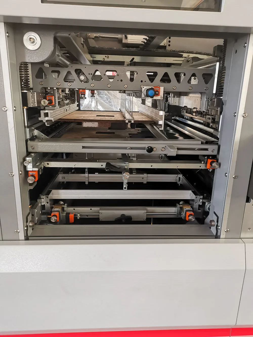 LK106EMF автоматическая машина для высечки листов бумаги