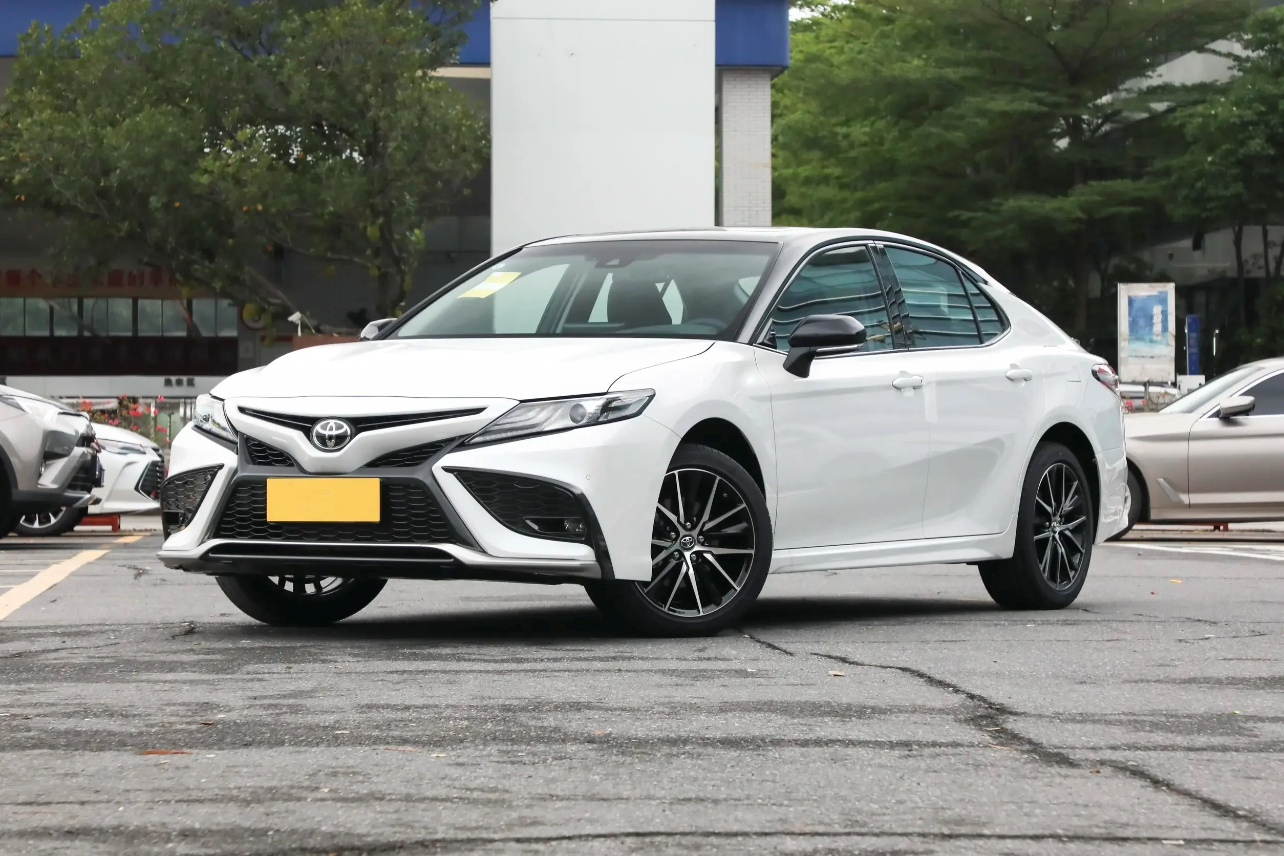 Лидер продаж седан Toyota Camry 2023 2 5 г роскошная версия среднего размера для продажи