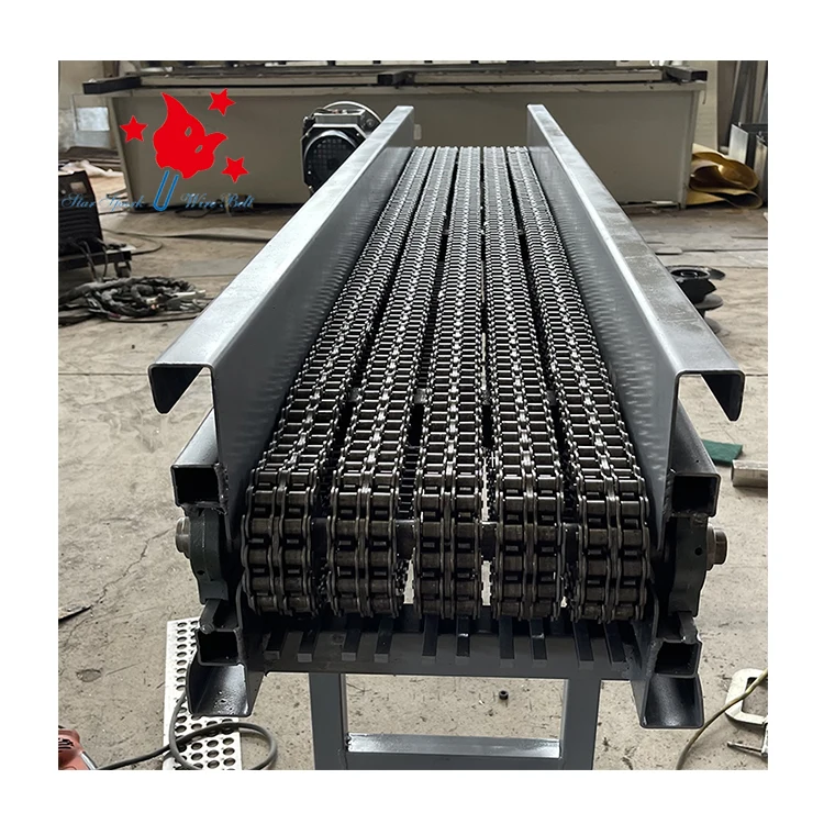 Chain belt conveyor for conveying forged artifacts, can transport burned-red iron block