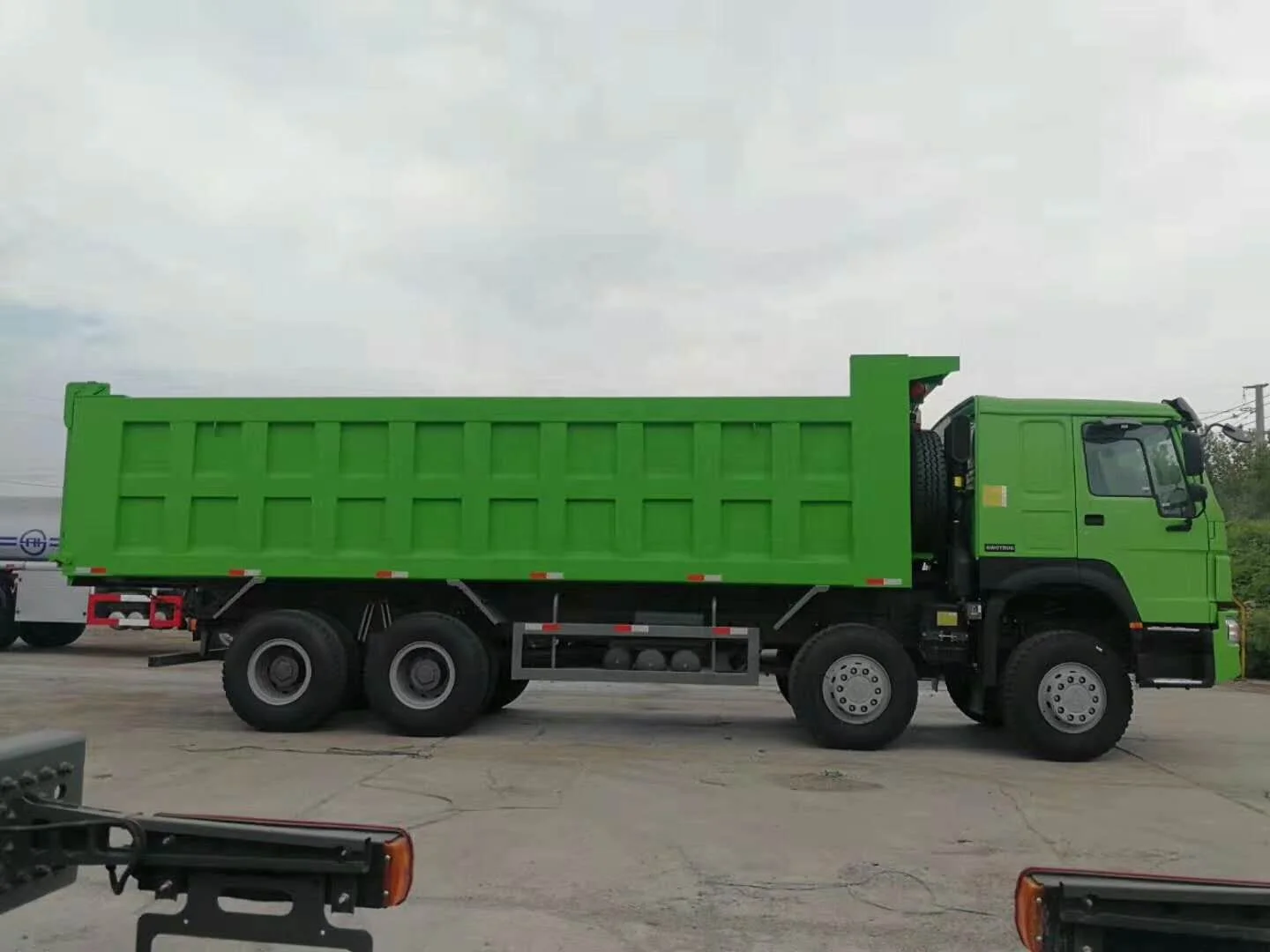 Sinotruk Howo new condition 30cbm series tipper truck 8x4 420hp 12 Wheeler Transportation dump truck for big stone and sand