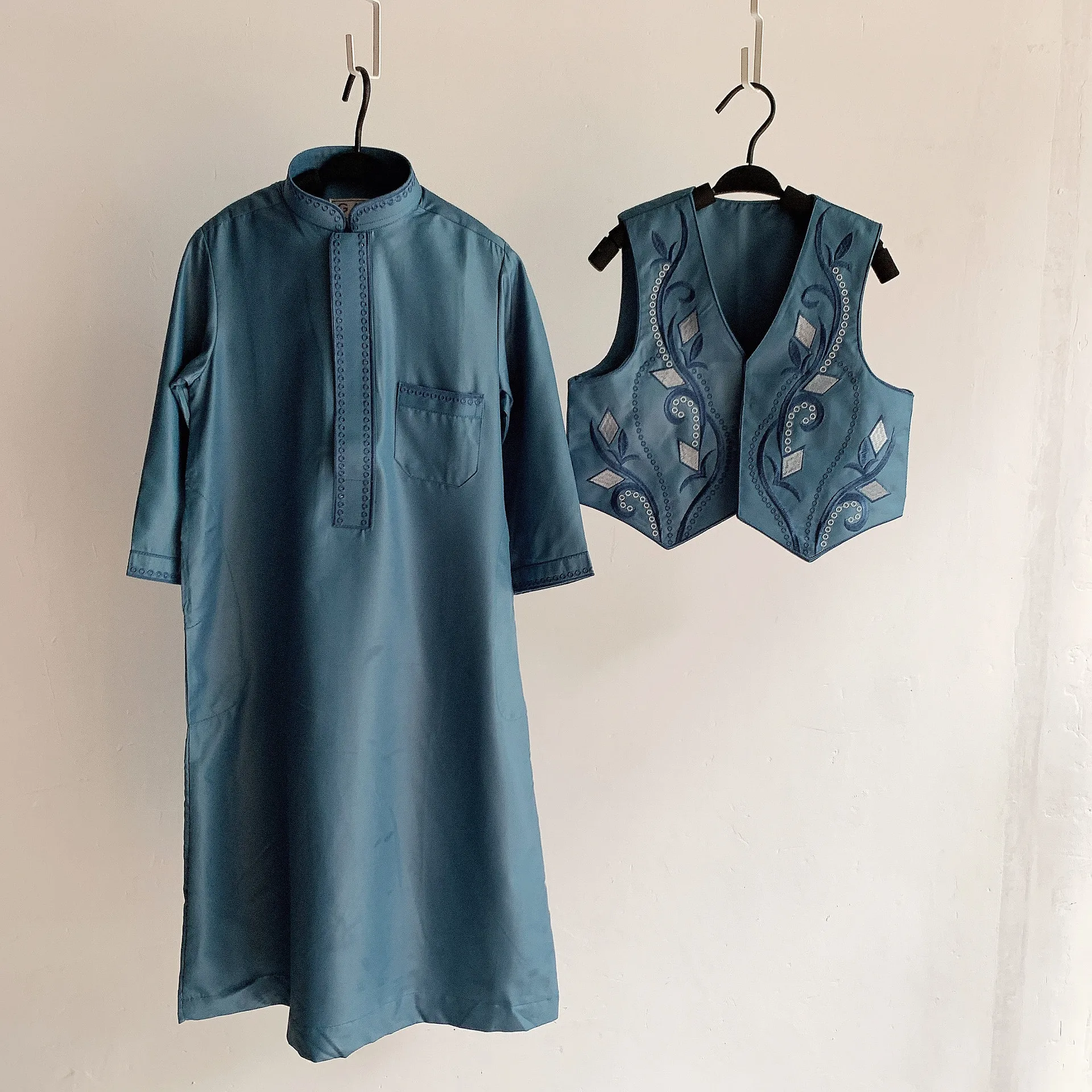 Factory Direct Children Muslim Embroidered Clothes Thobe Robe Kids Boys Islamic Arab Clothing Jubah Kids Abaya Set