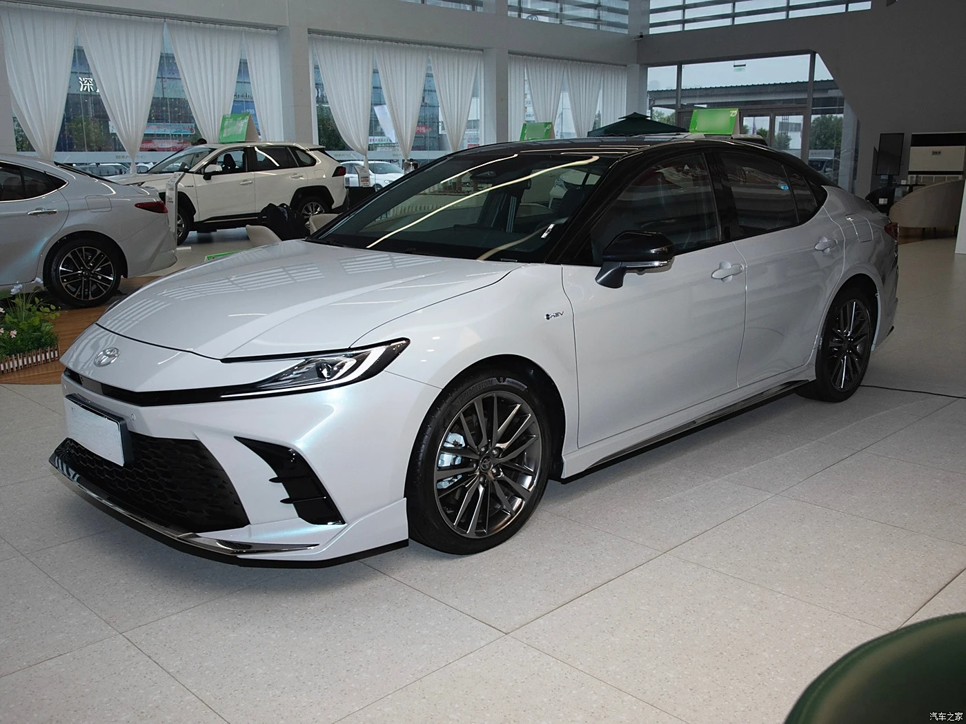 T-oyota Camry 2024 Hybrid Sedan 2.0L 152PS FWD Elite Edition LHD Electric and Gasoline for Export Sale