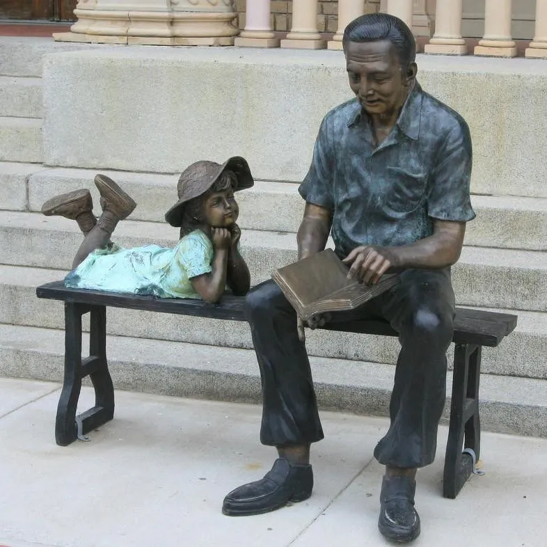 Garden decoration bronze father and daughter statue sitting on bench sculpture brass