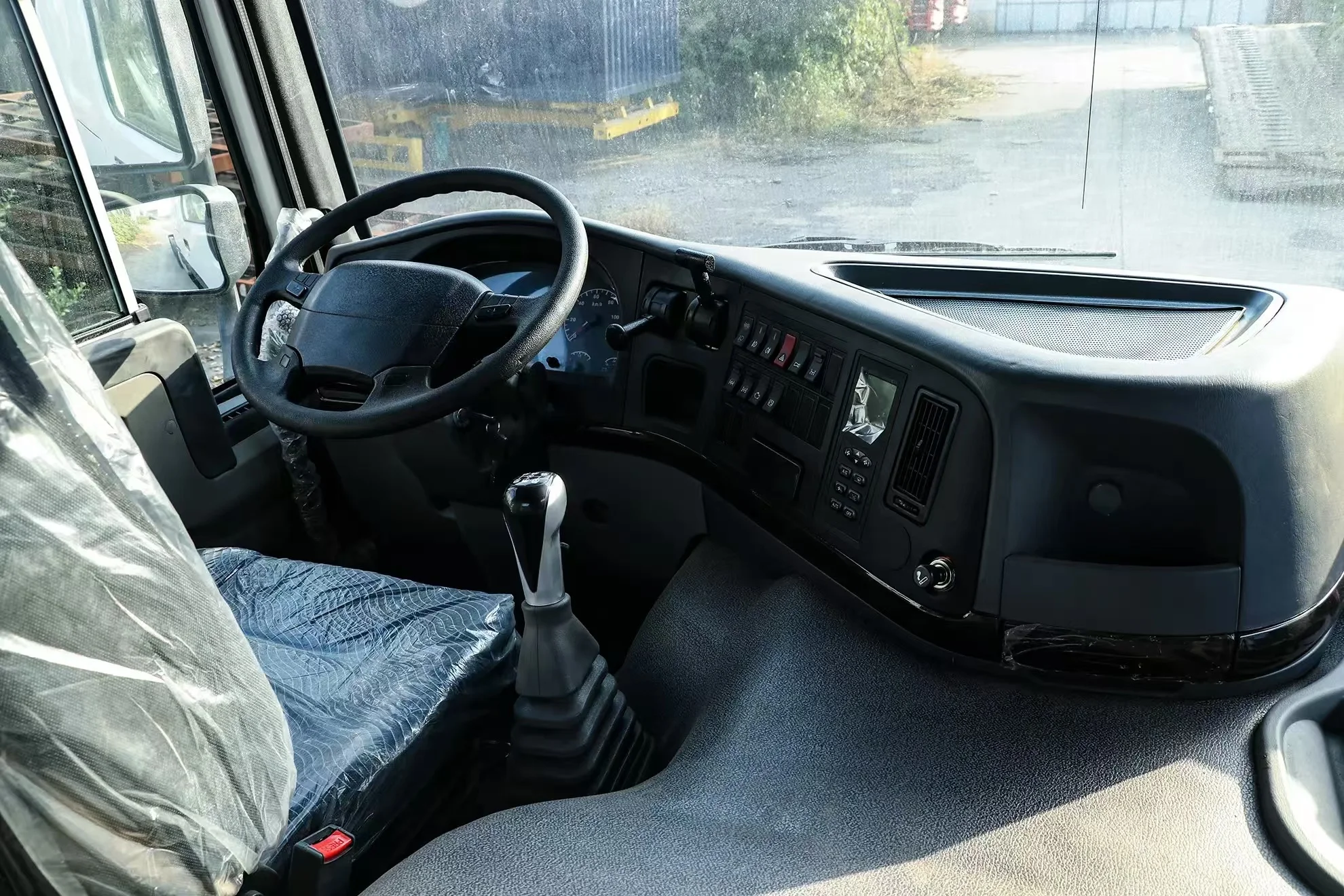 Factory Low Priced Sinotruck Howo NX 6*4 Manual Tractor Truck Weichai 380 Diesel Engine Euro 2 Emission Left Air Suspension