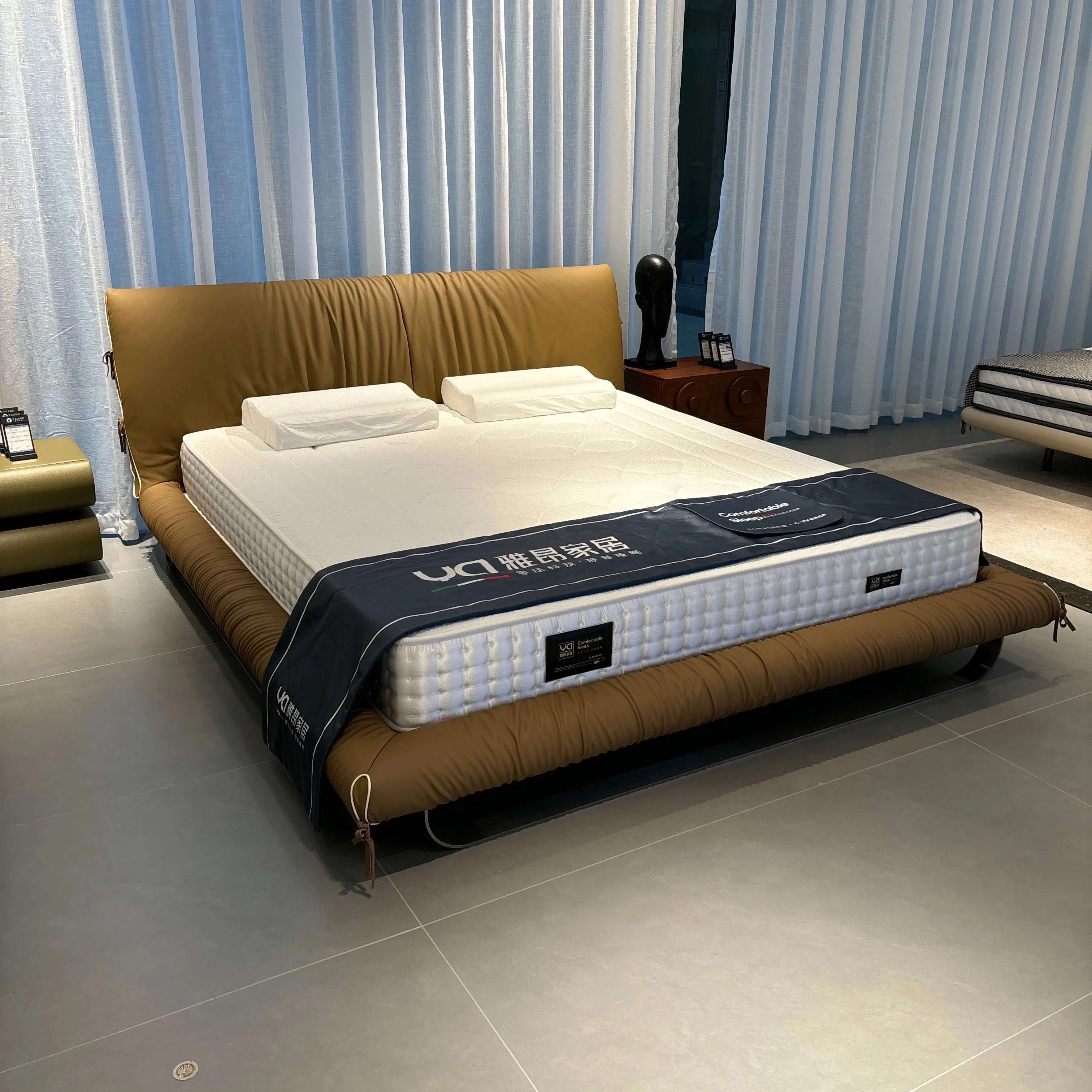 Latest Design Italian Luxury King Size Double Bed Modern Nordic Leather Upholstered Bed with Soft Wooden Frame for Bedroom