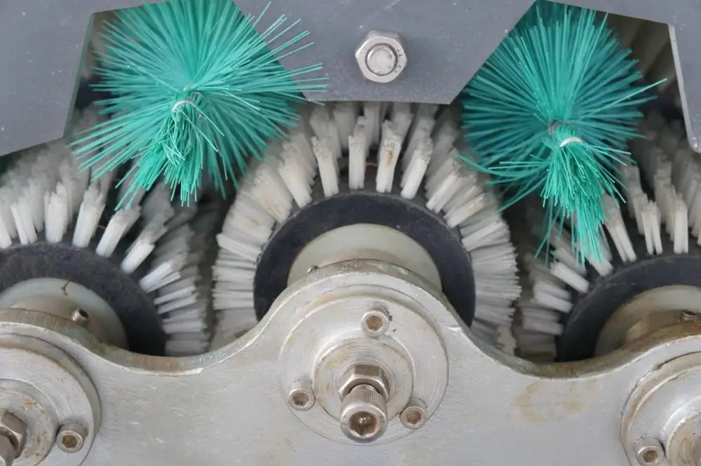 Semi automatic label removing washing machine for glass bottle