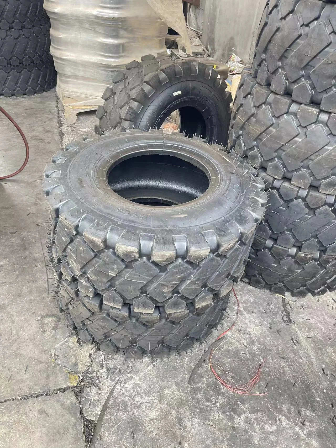 chinese manufacture wholesale commercial heavy duty container truck tires 17.5-25 20.5-25 23.5-25 otr loader tyres
