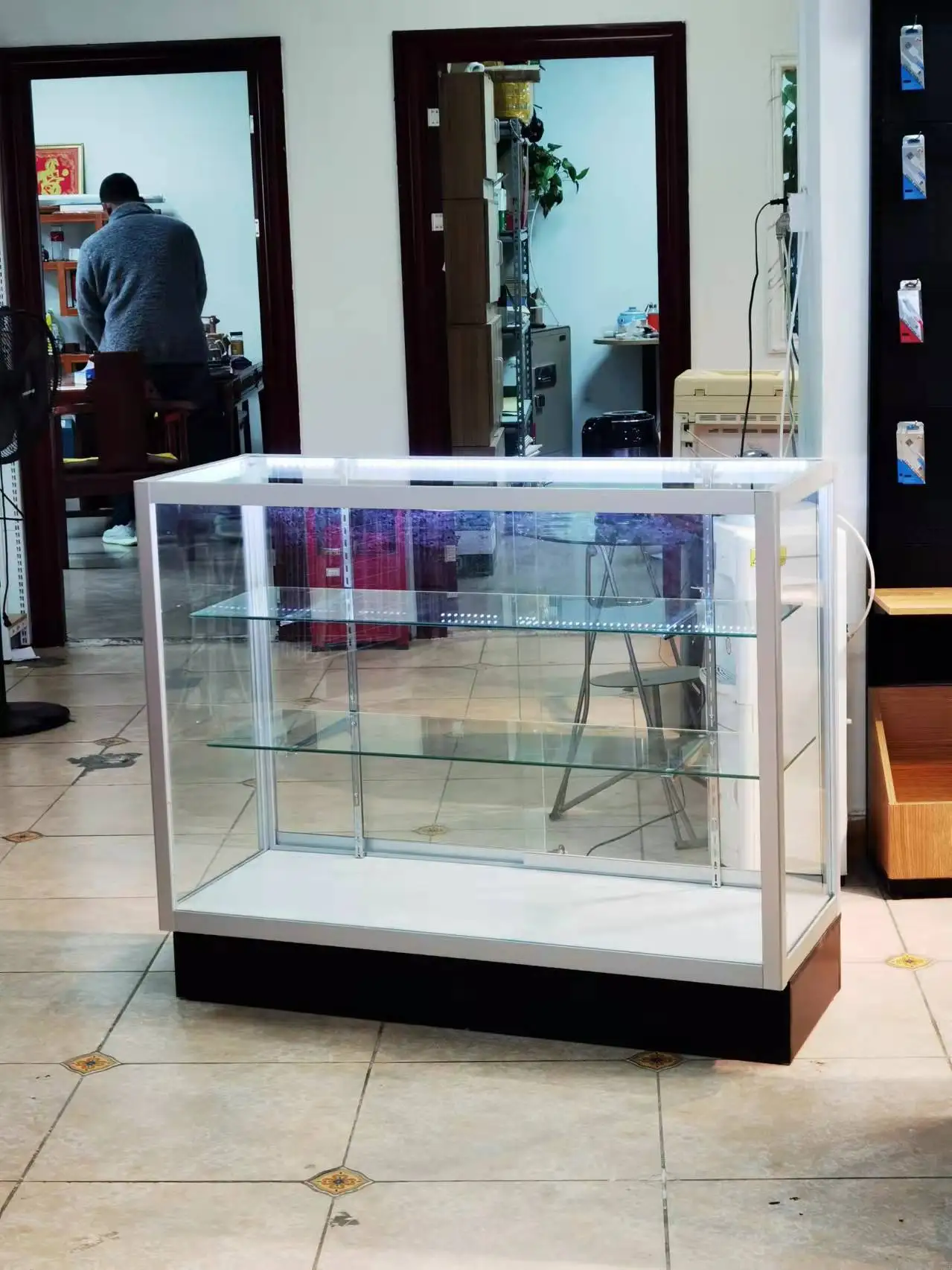 2024 новый дизайн стеклянный витринный шкаф лидер продаж