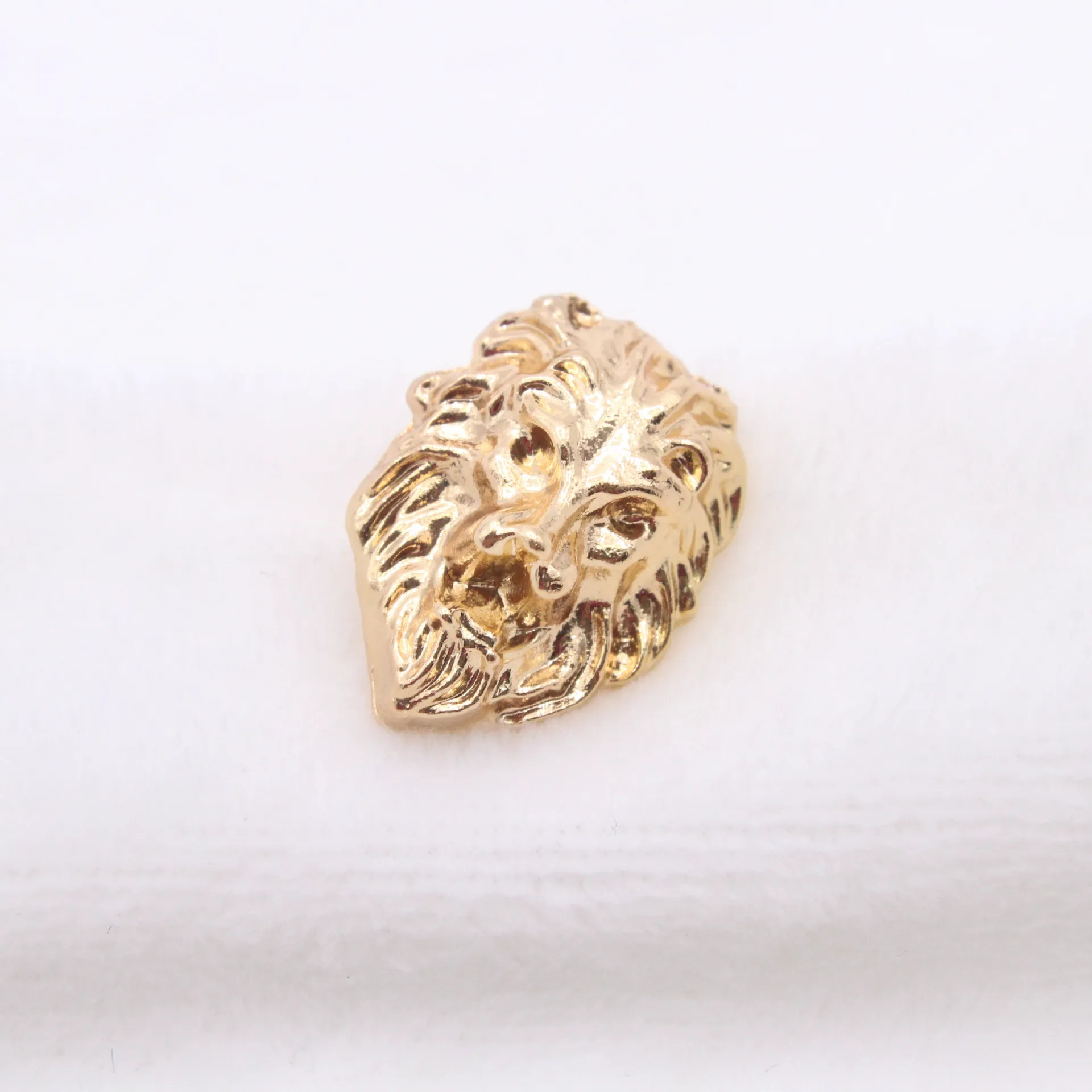 European and American  retro three-dimensional relief metal lion head men and women suit brooch