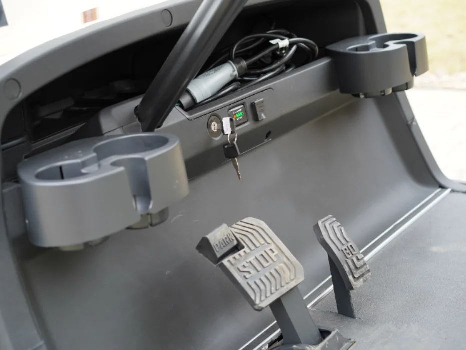 China Factory Outlet Hot Sale 48V Mini Electric Adult Tour Car Classic Vintage Vehicle