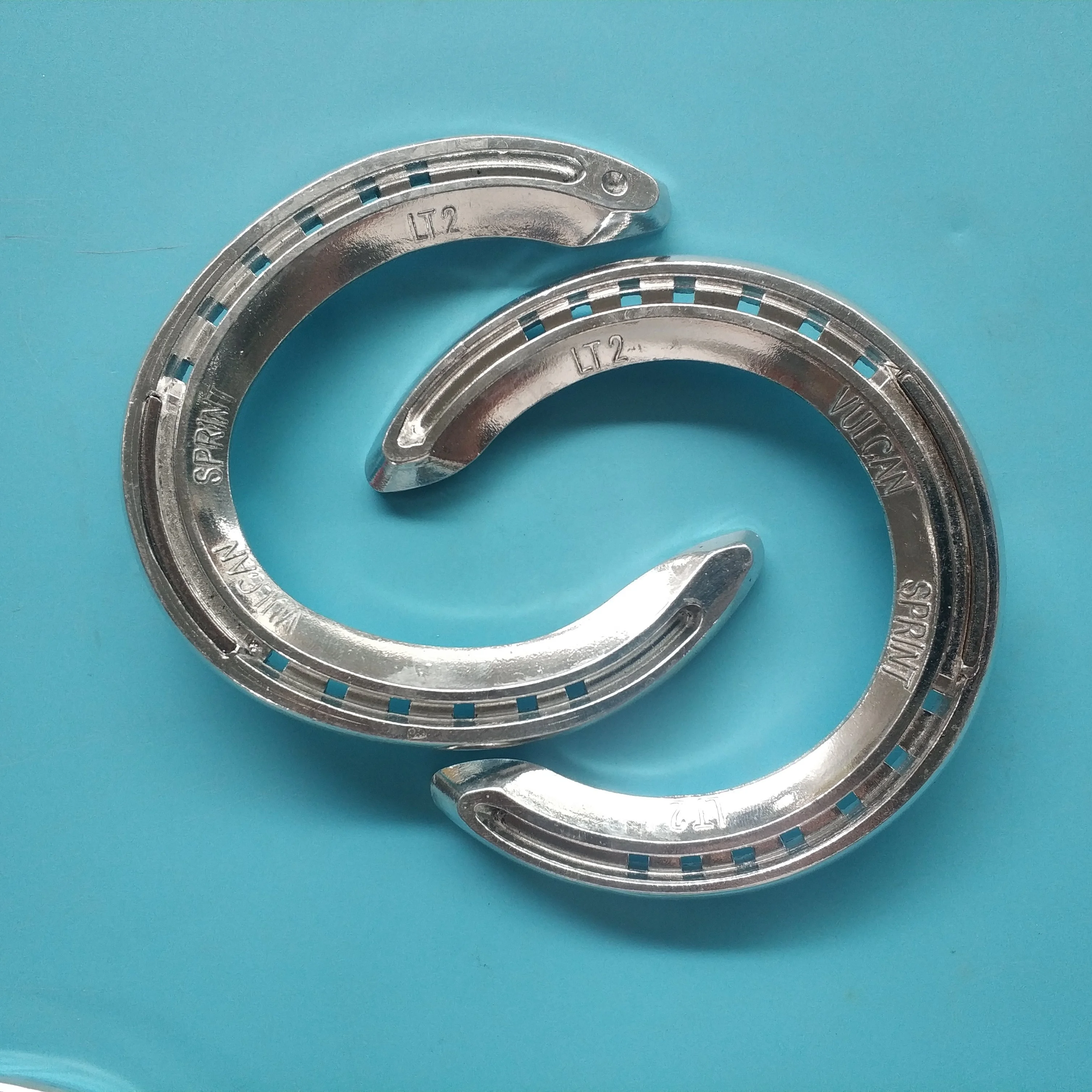 2021 new type factory supply  wholesale bulk forged steel /aluminum alloy horse shoes