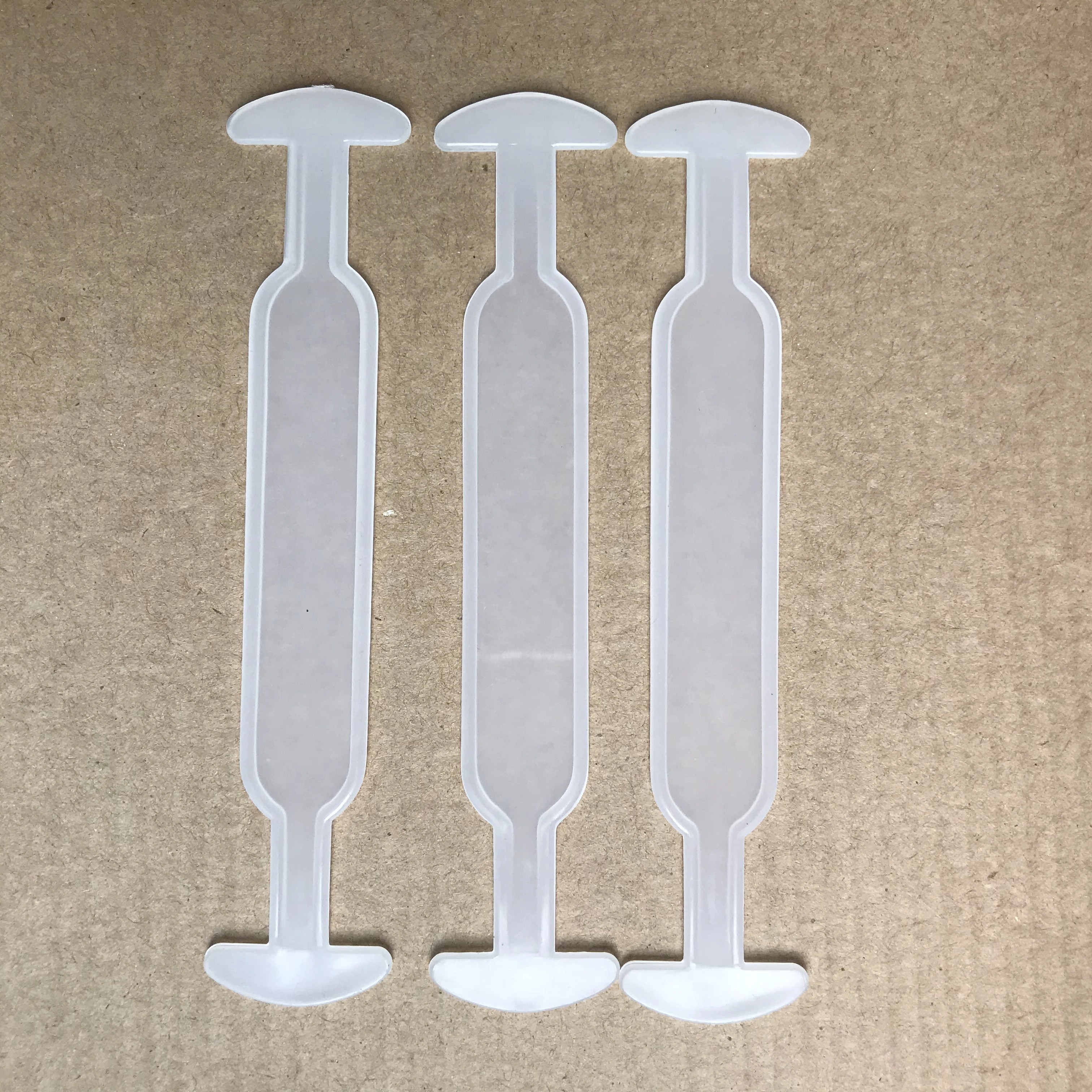 Plastic handles for small colored paper cartons can be used in carton boxes