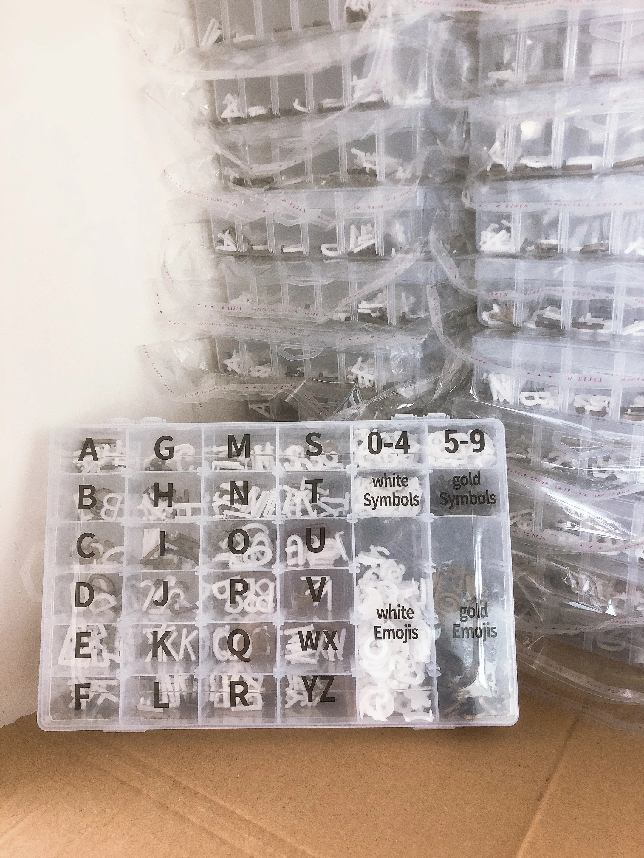 
High Quality Plastic Letters case Letter Organizer Box with 690pcs letters / symbols / numbers For The Felt Letter Board IBEI 