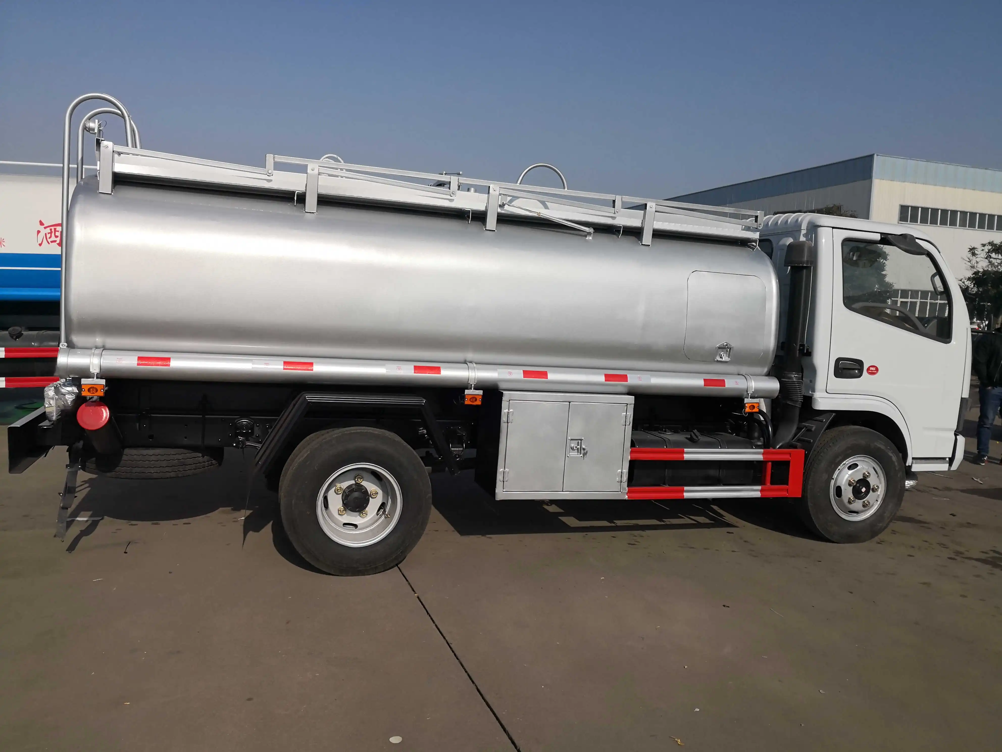 Dongfeng топливный грузовик 4x2 150 л.с. емкость бака 8/10 куб. М