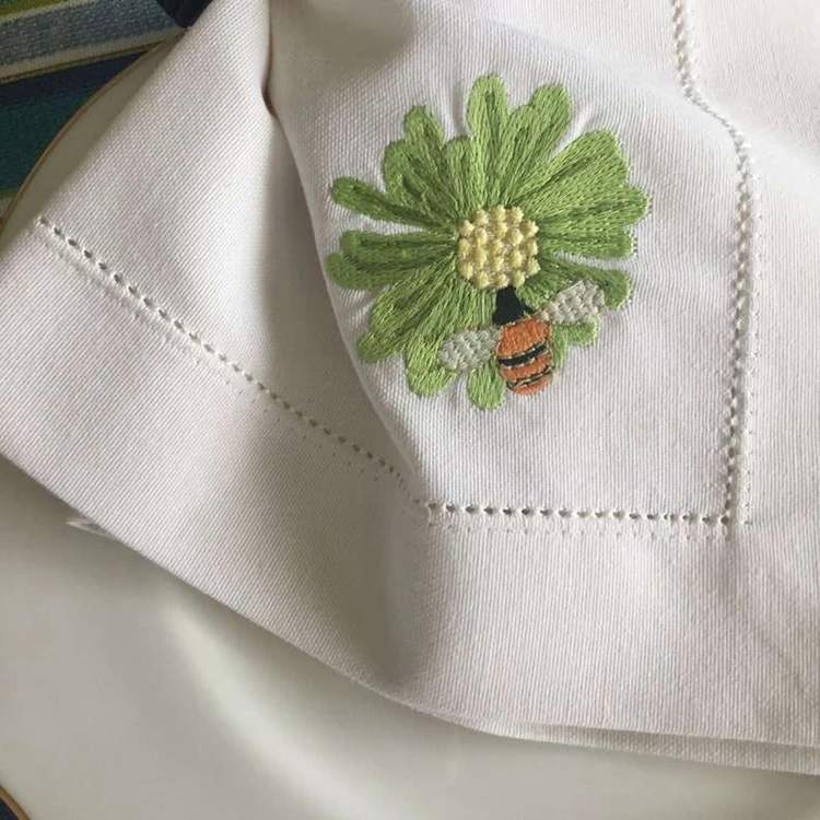 Wholesale Embroidery Beautiful Green Daisy Design Dinner Napkin High Quality Cotton Table Napkin for Home Hotel Events Wedding