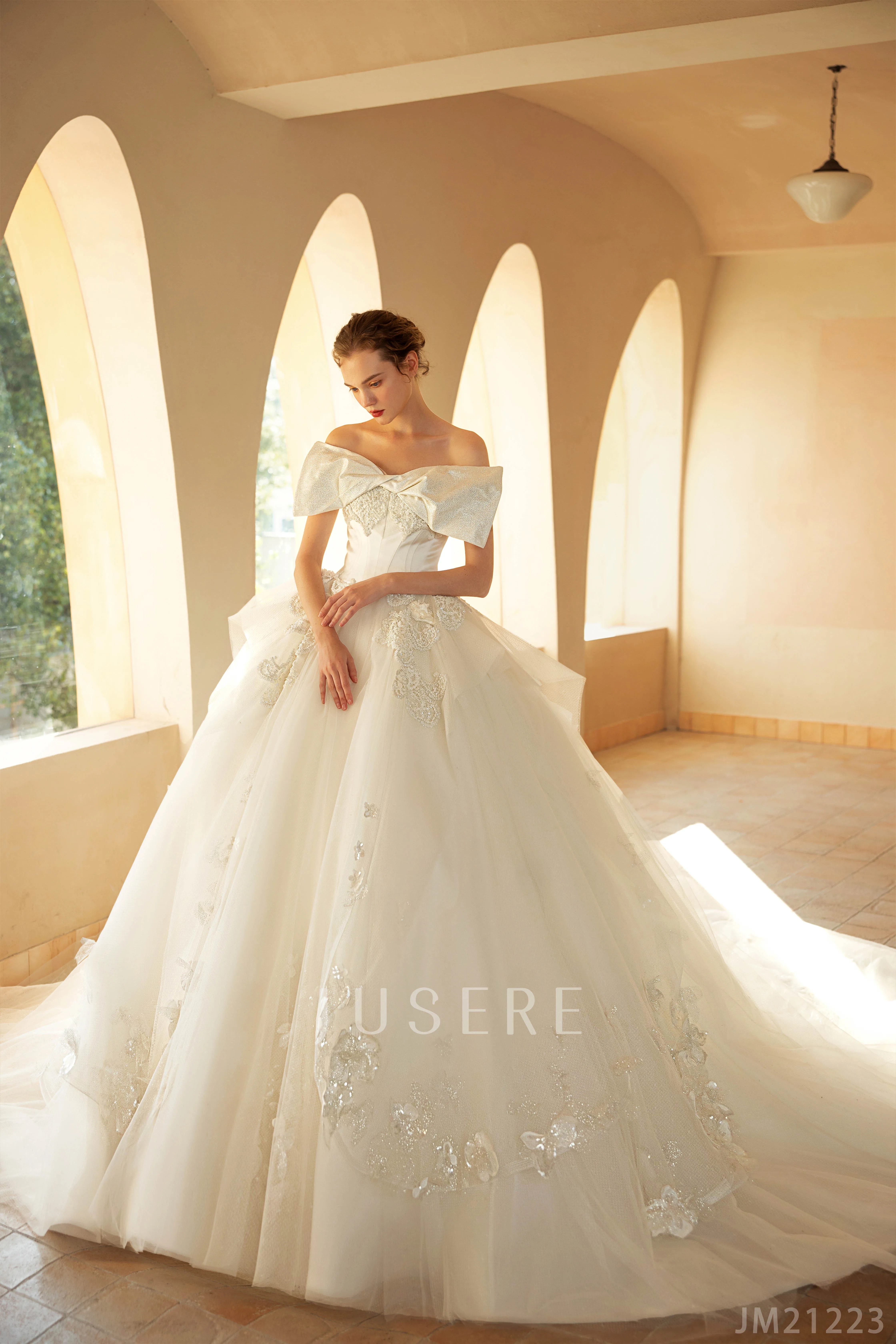 Потрясающие уникальные свадебные платья с кружевной аппликацией и длинным шлейфом