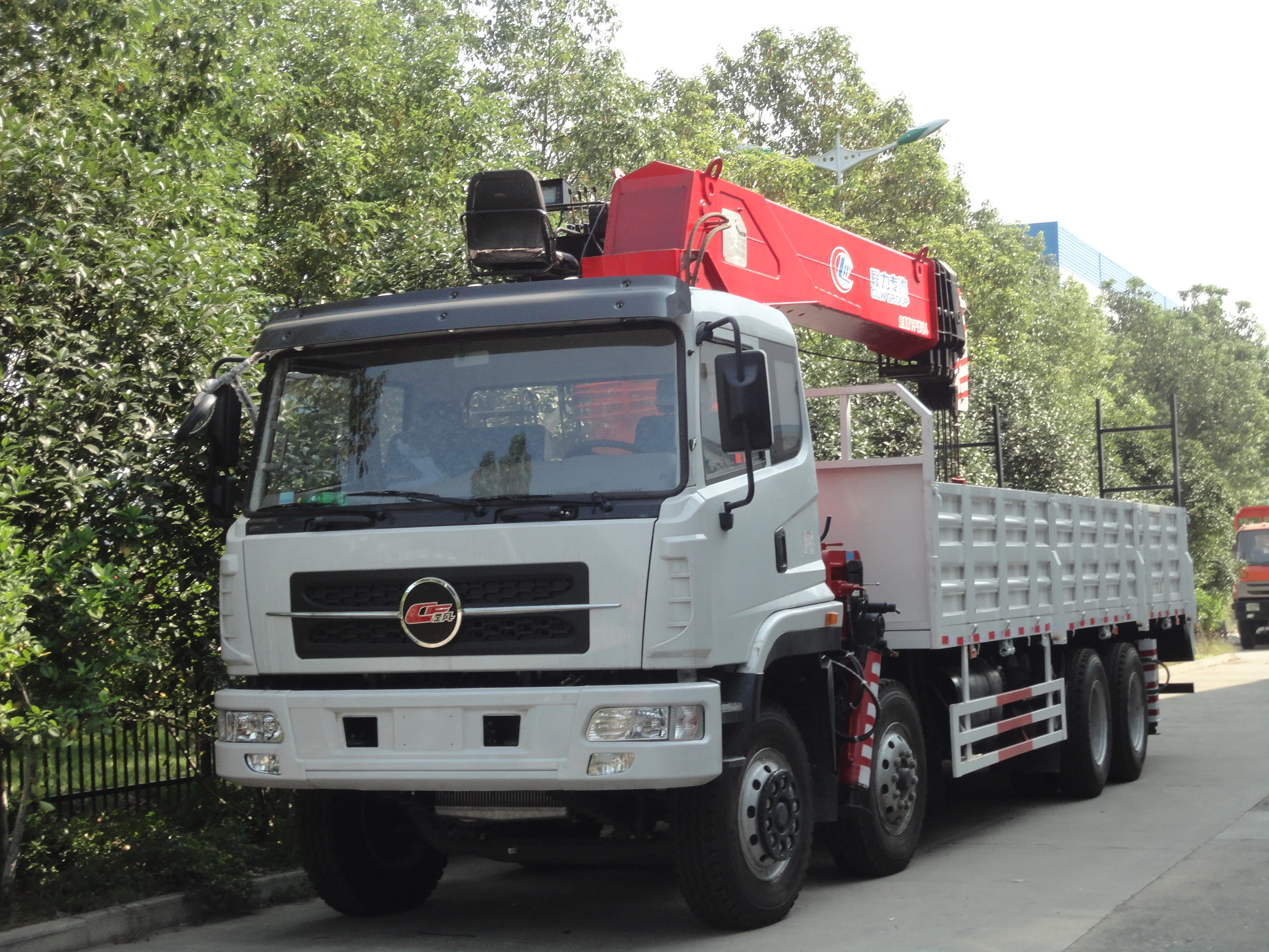 Dongfeng 8*4 heavy duty arm lift 15 ton truck crane price