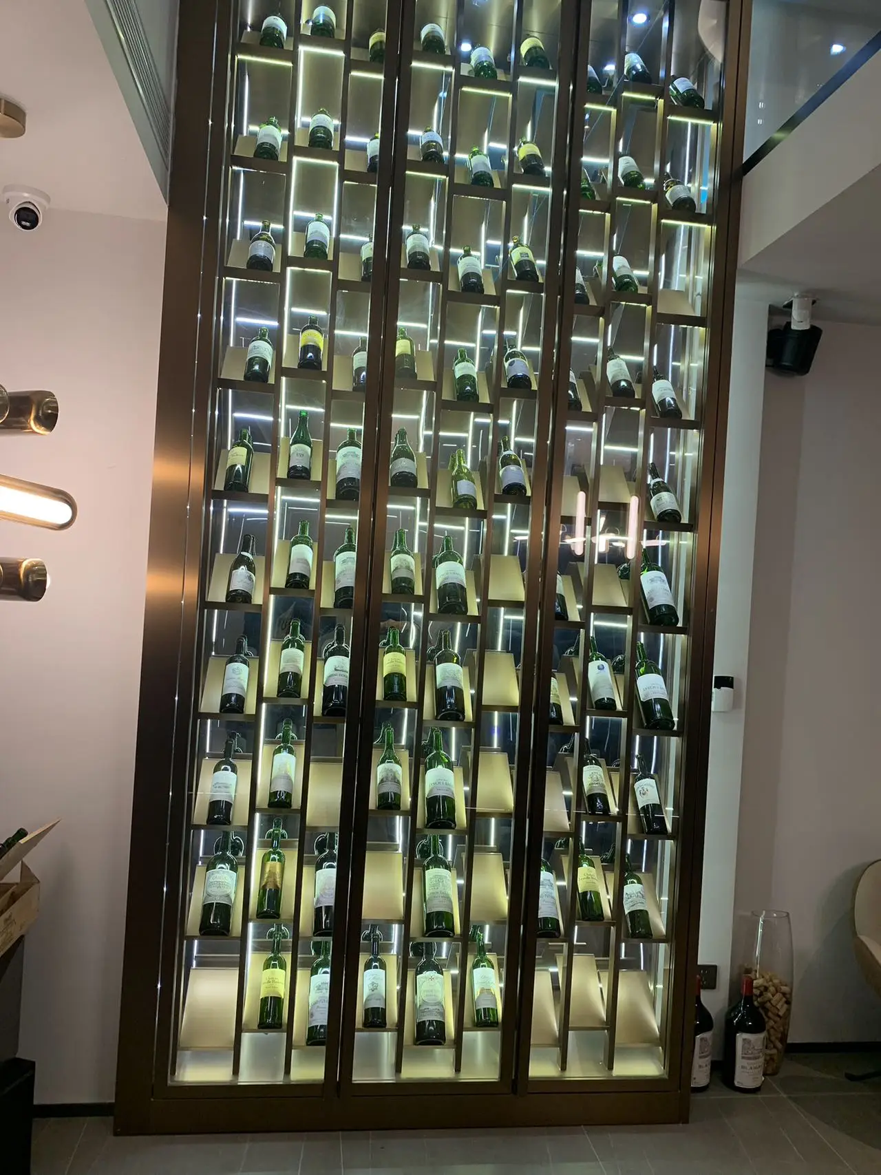 Business Hexagonal Screen Racks Style Wine Cabinets with Metal Polygonal Ininer Frame for Commercial Custom Outdoor Wine Cellars