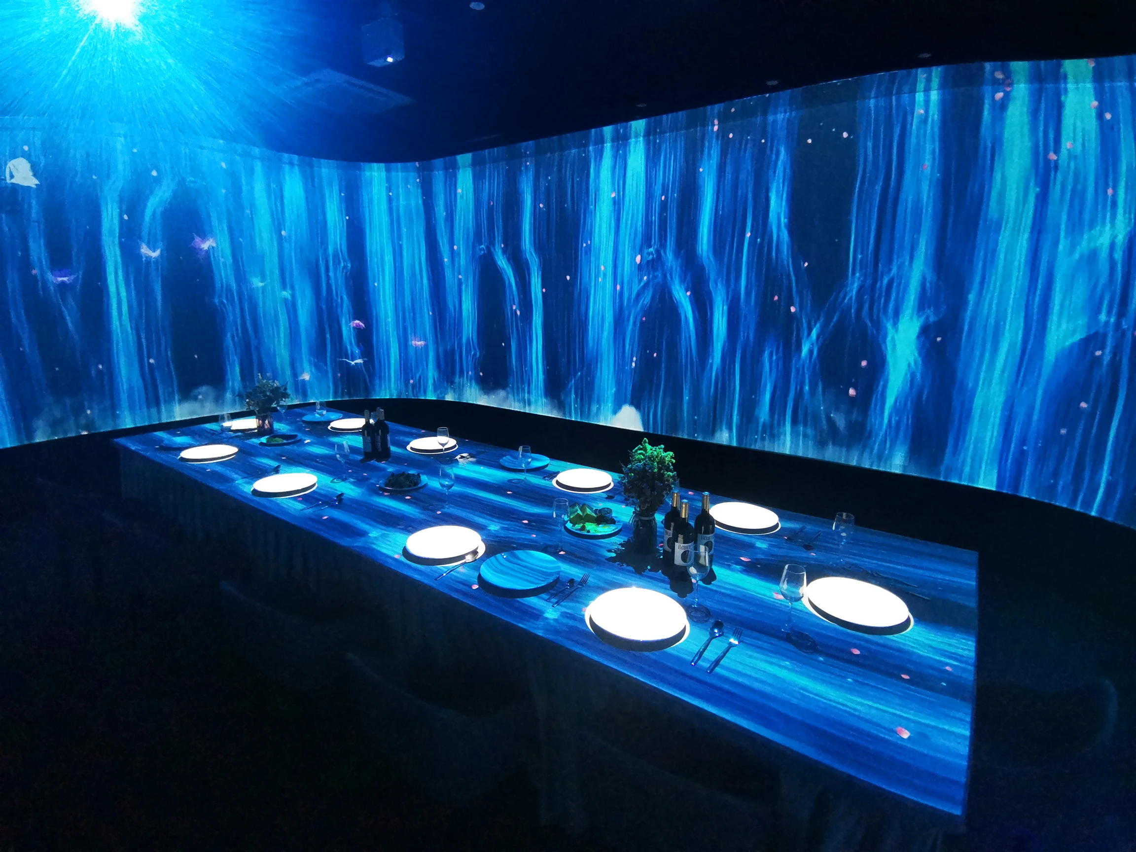 Holographic immersive projection system before and after installation Holographic immersive restaurant