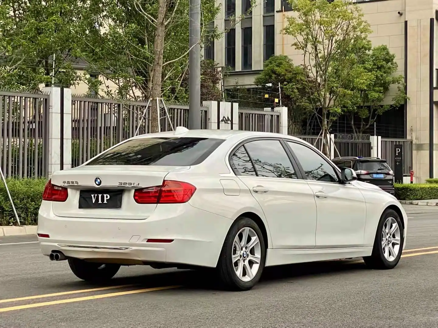 Подержанные автомобили из Китая Распродажа 2015 тип бензинового двигателя левый пробег состояние подержанного автомобиля BMW