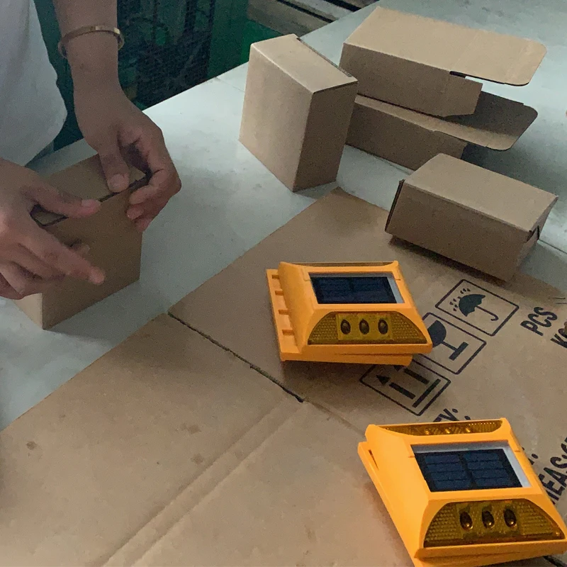 star plastic cat eye solar stud price marker 102*102mm drill machine reflector aluminum led solar road marker with ip68 light le