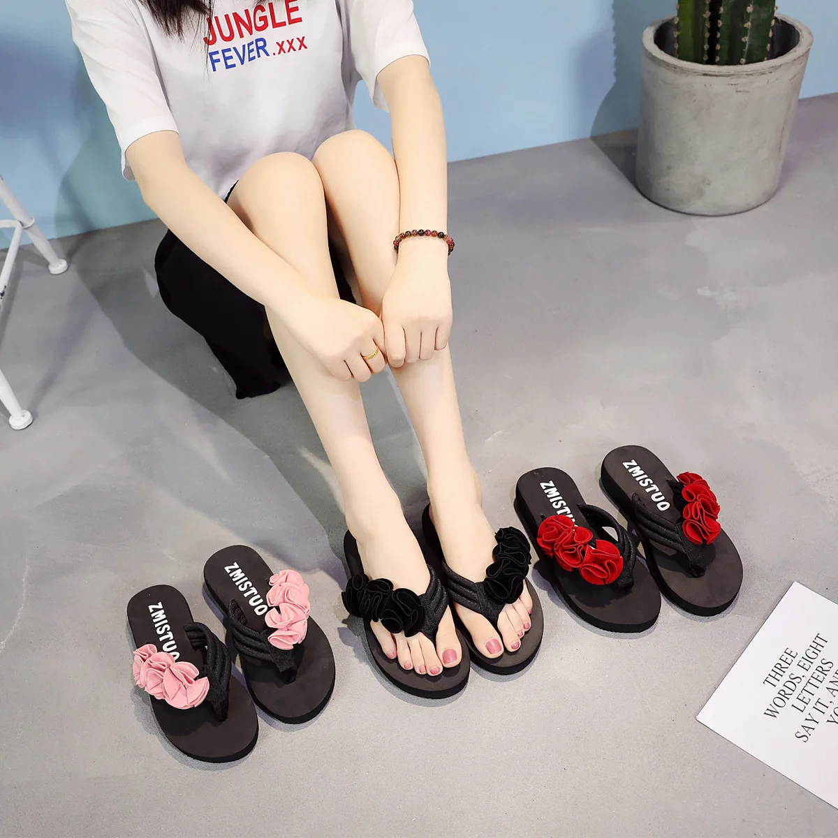 Popular in stock Fashion  product women sandals flip flops funny shoes  outdoor beach slippers flip flops