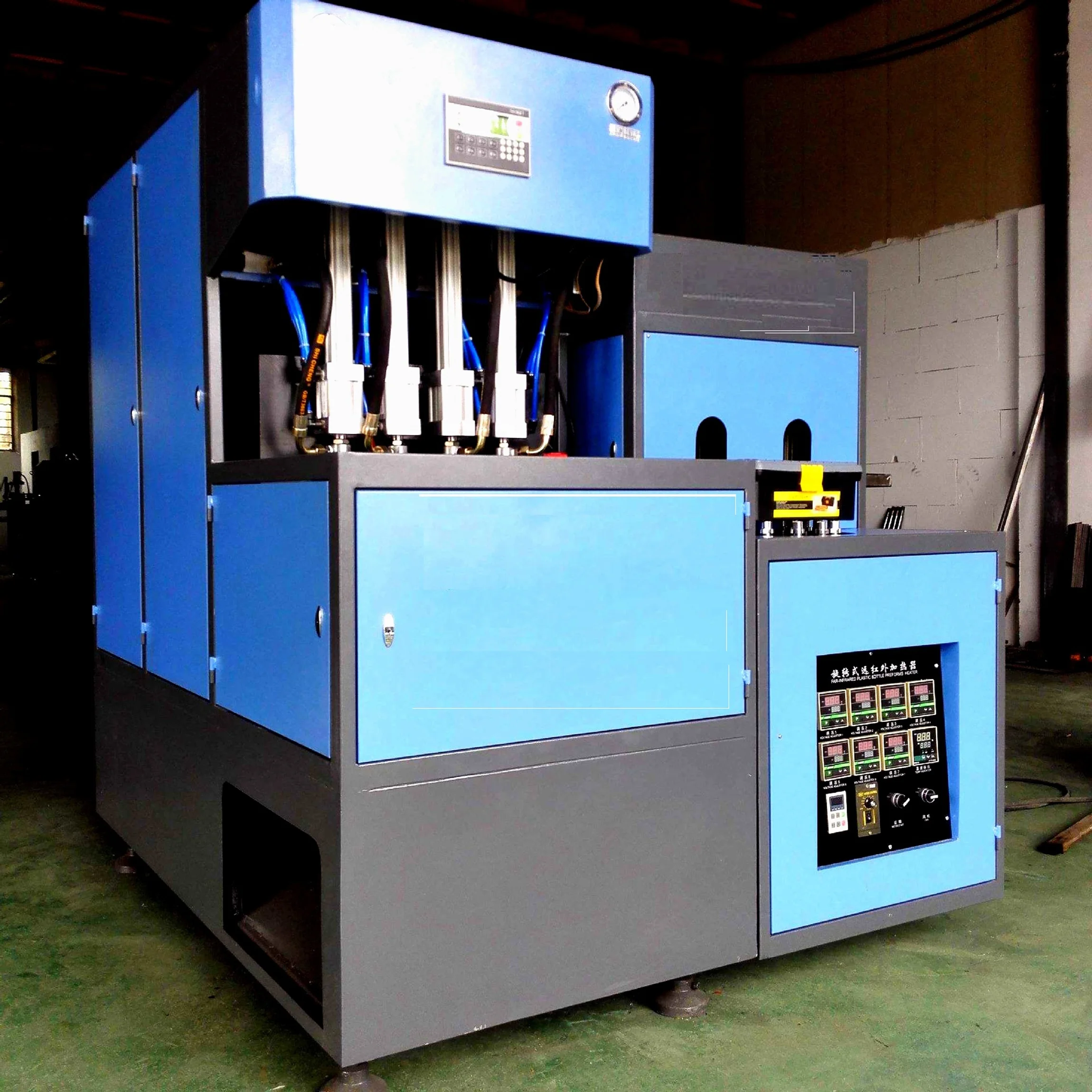 Plastic bottle blow molding machine