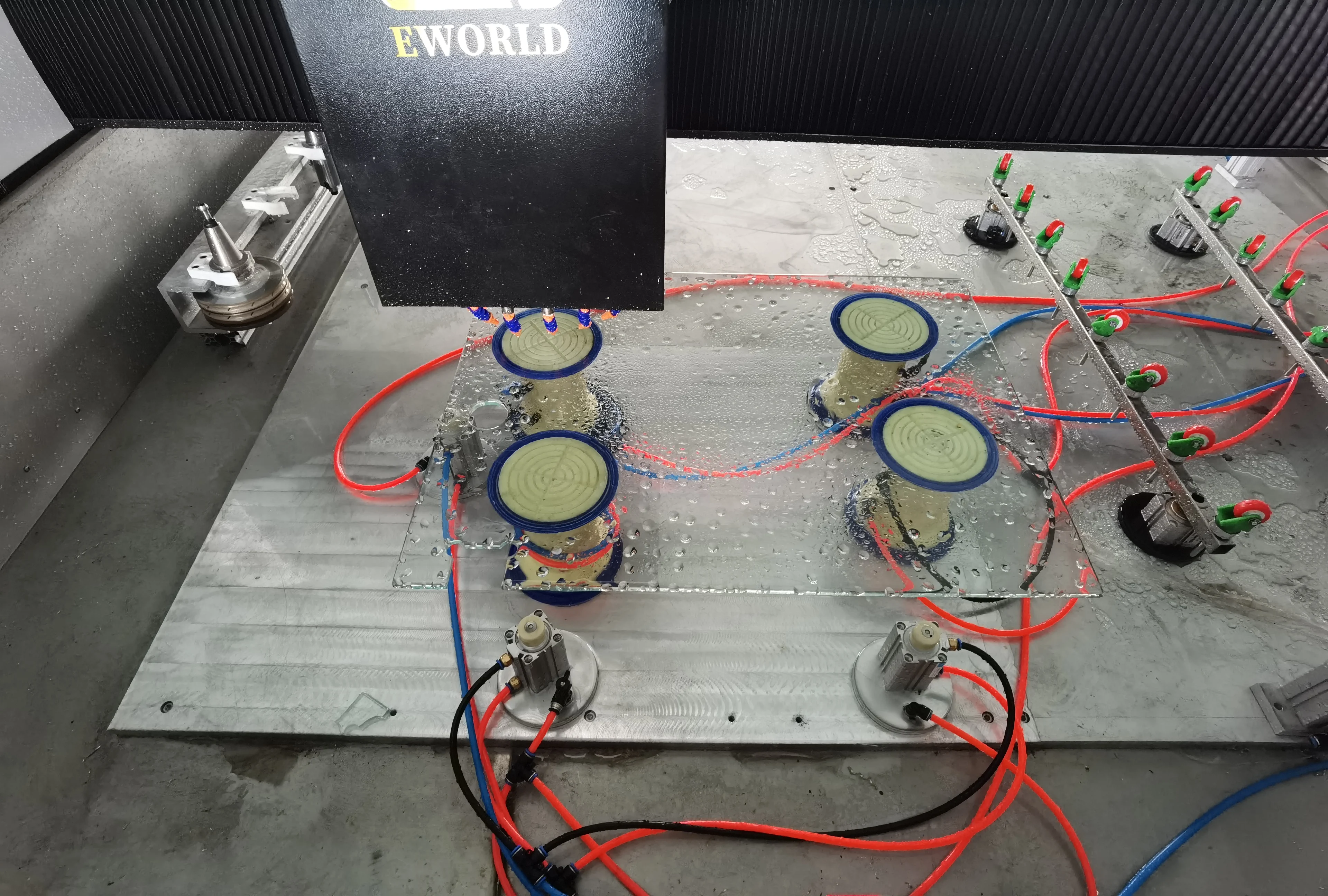 Центр обработки стекла с ЧПУ автоматически меняющимися инструментами