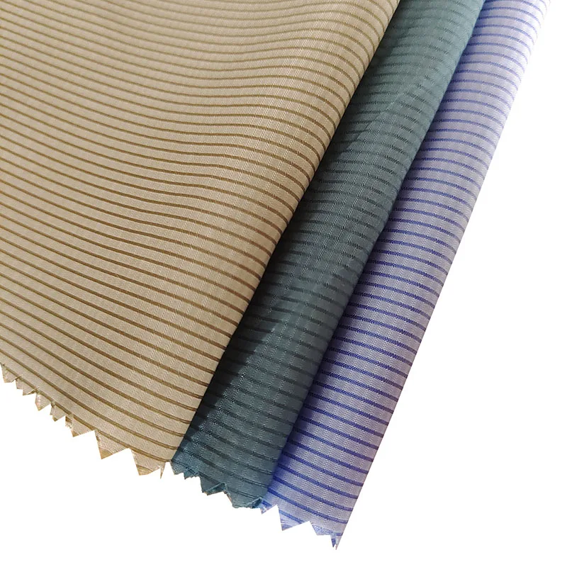 Сверхлегкая пуховая ткань нейлоновая полиэфирная смешанная Ripstop на расстоянии выглядит как полосатая