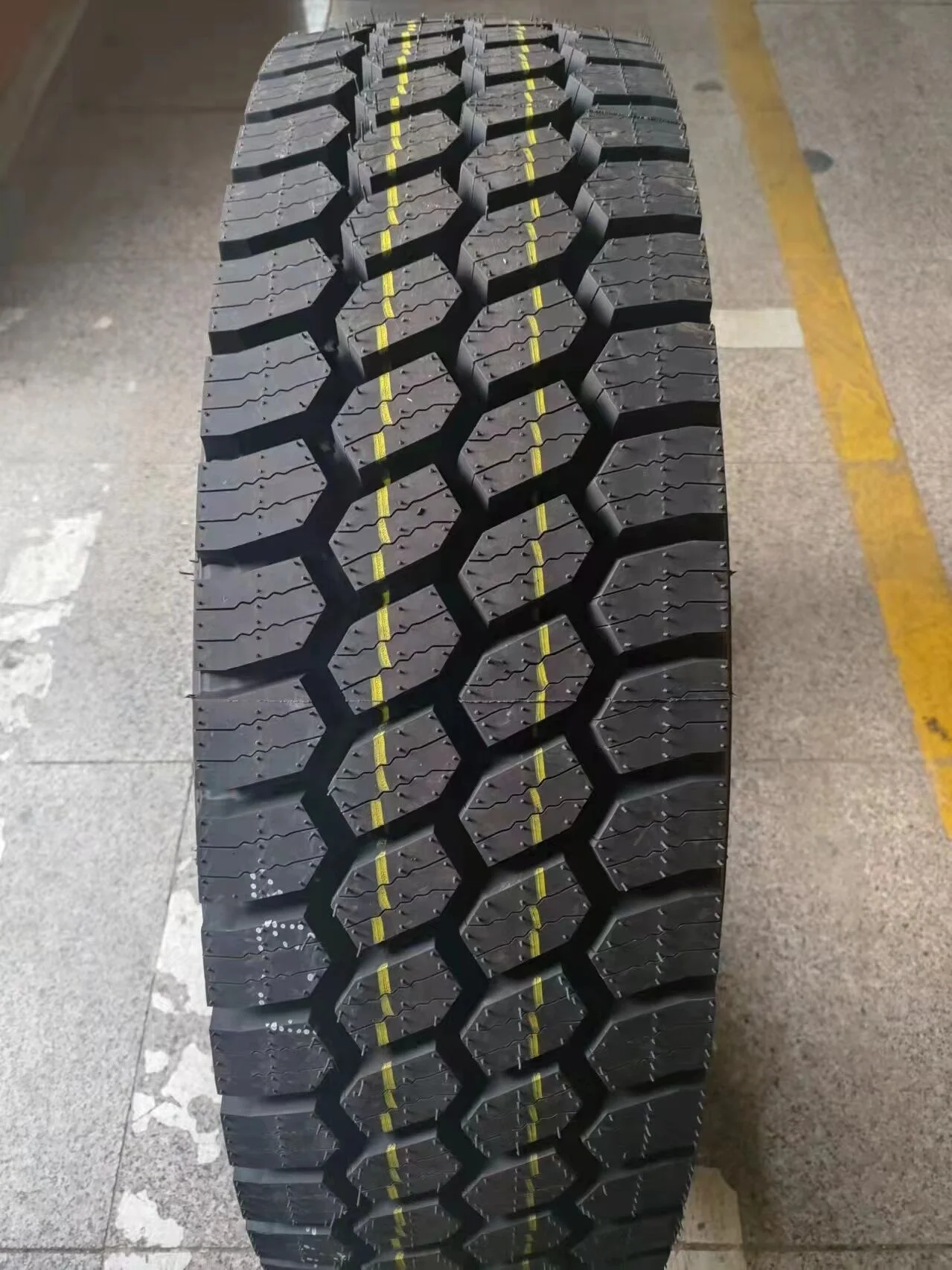 Snow truck tyre 11R24.5