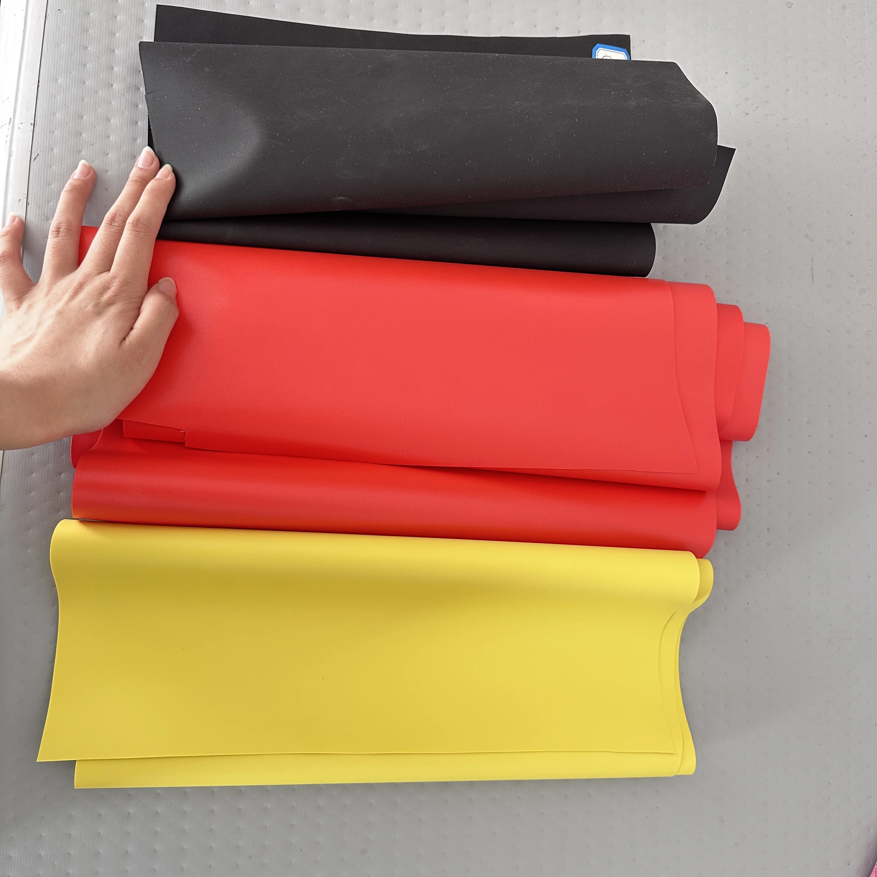 China Manufacturer Smooth Chloroprene Rubber CR Fabric Neoprene Coated Fabric in Yellow & Red & Black