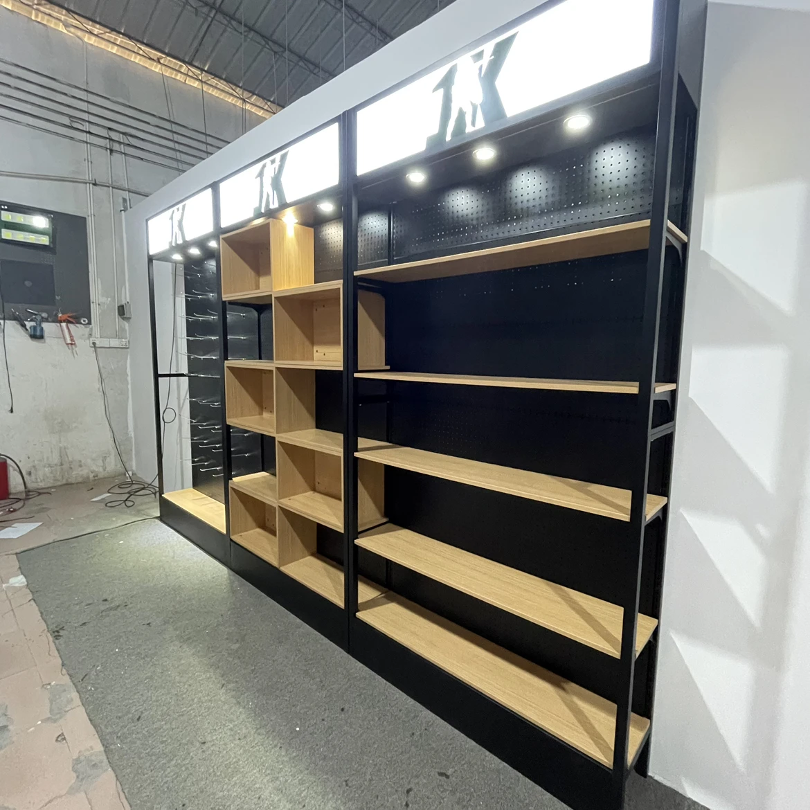 Pegboard Cellphone Accessories Display Rack Electronic Shelf Display Floor Standing Cellphone Retail Shef for Electrical Shop