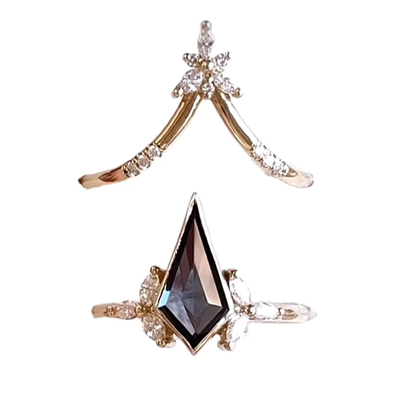 Fashionable black quadrilateral crystal diamond crown rings fashion for women.