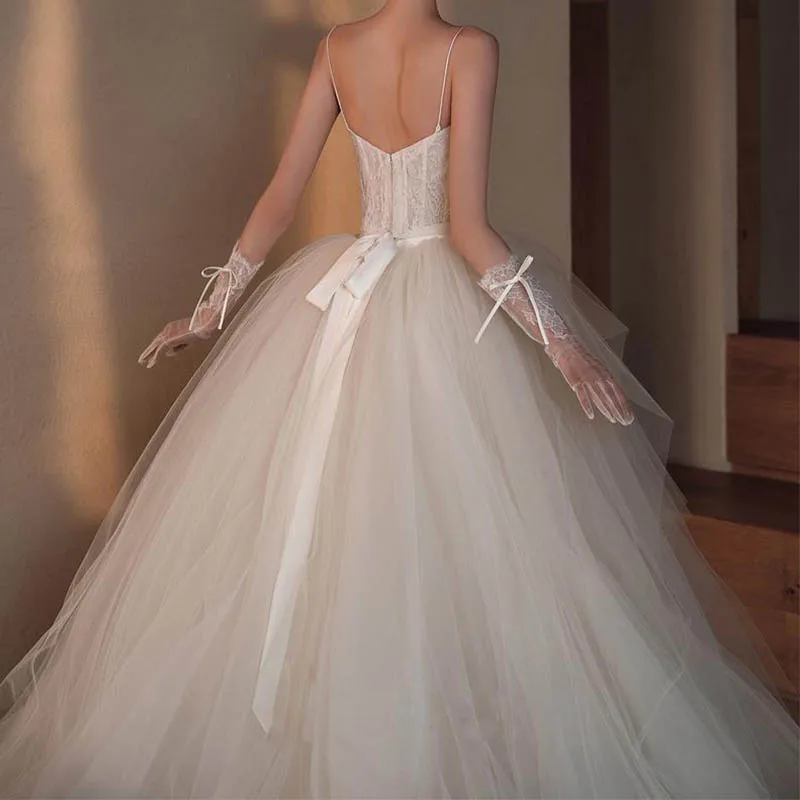 Modern Luxury Simple Bridal Dress French White Sleeveless Wedding Gown Dress Online Lace Vintage Classic Wedding Dresses