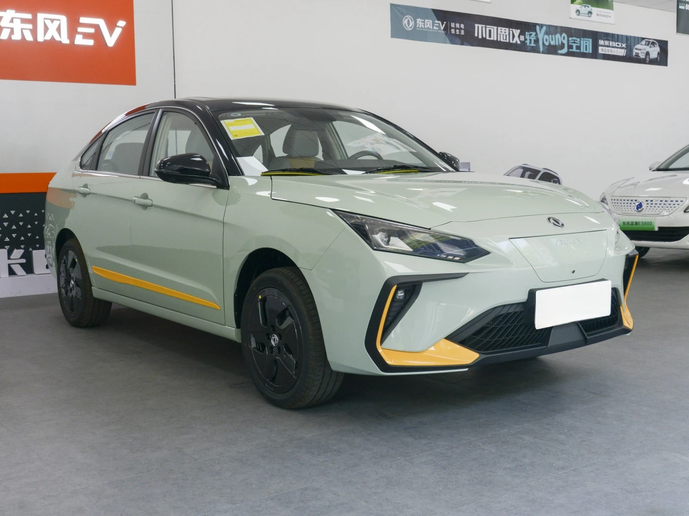 Оригинальный конкурентоспособная цена Китай Dongfeng супер Интеллектуальный электрический автомобиль E70 Снаряженная масса 1438 кг литий-железо фосфат