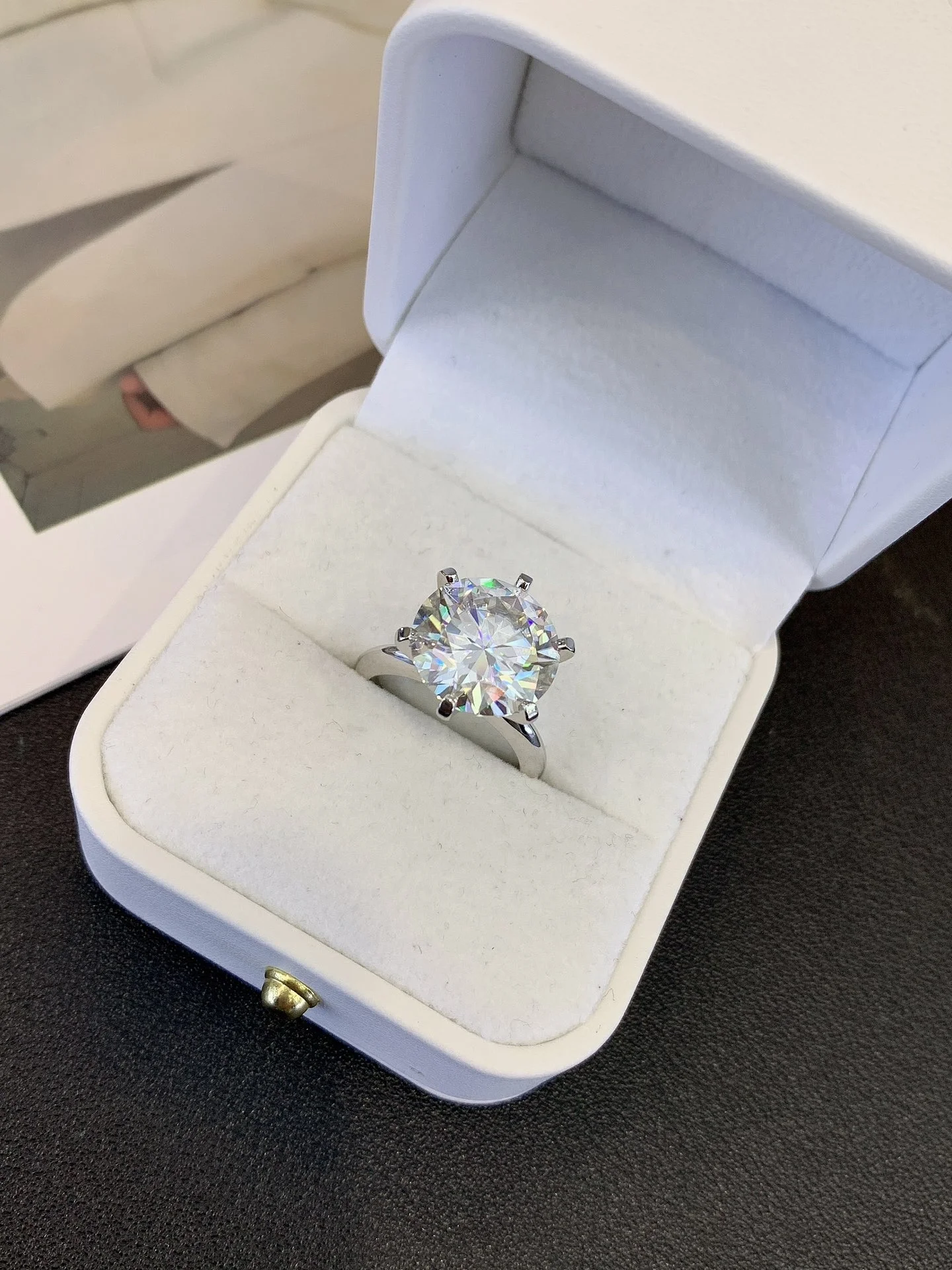 Custom 9K/14K/18K Fine Jewelry Moissanite Diamond Ring 18K White Round Brilliant Cut Solitaire Ring Six-Prong Engagement Ring