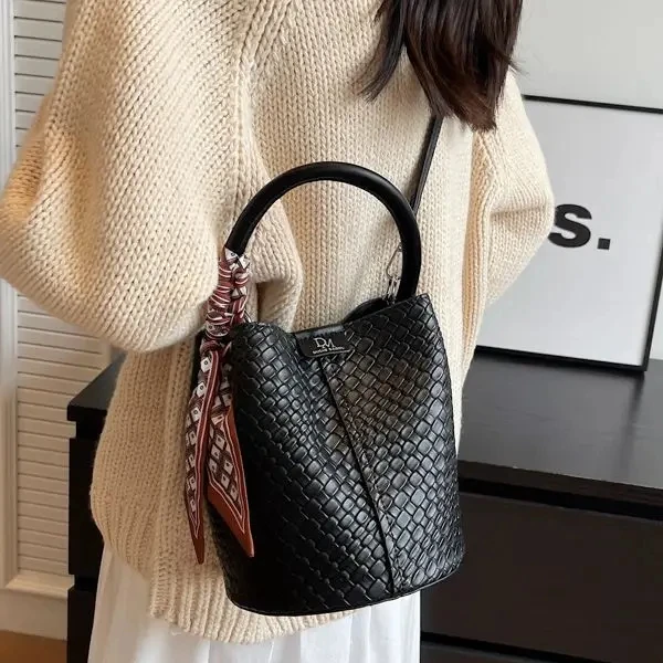 The New Fashion Handbags 2024 Light Lady Temperament Bucket Bags Lady Design Purses For Ladies