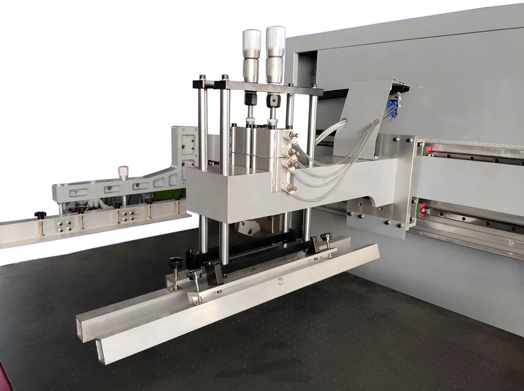 Automatic polycarbonate nameplate silk screen printing machine