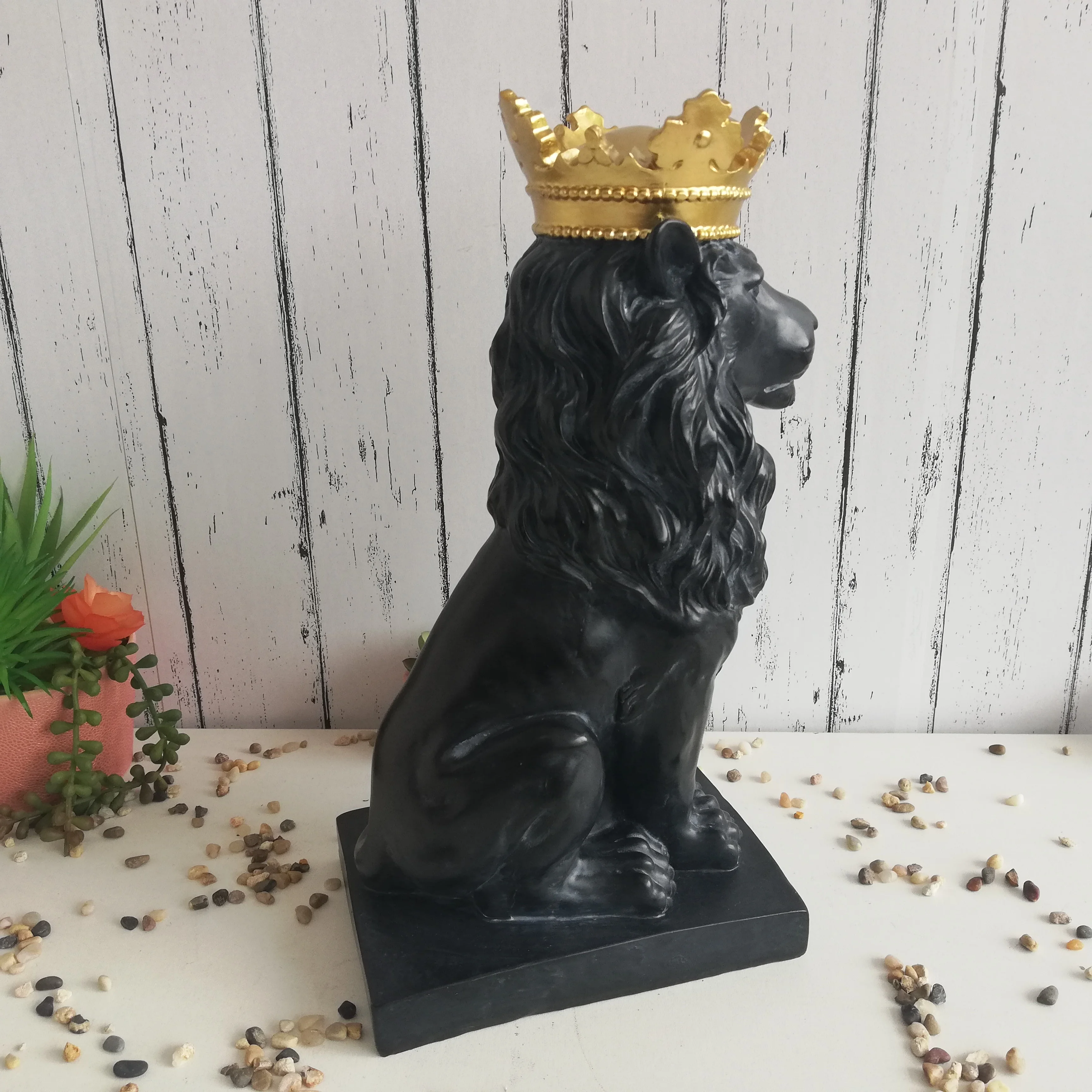 wholesale    Handmade Painted Resin king lion Figurine Sculpture with crown