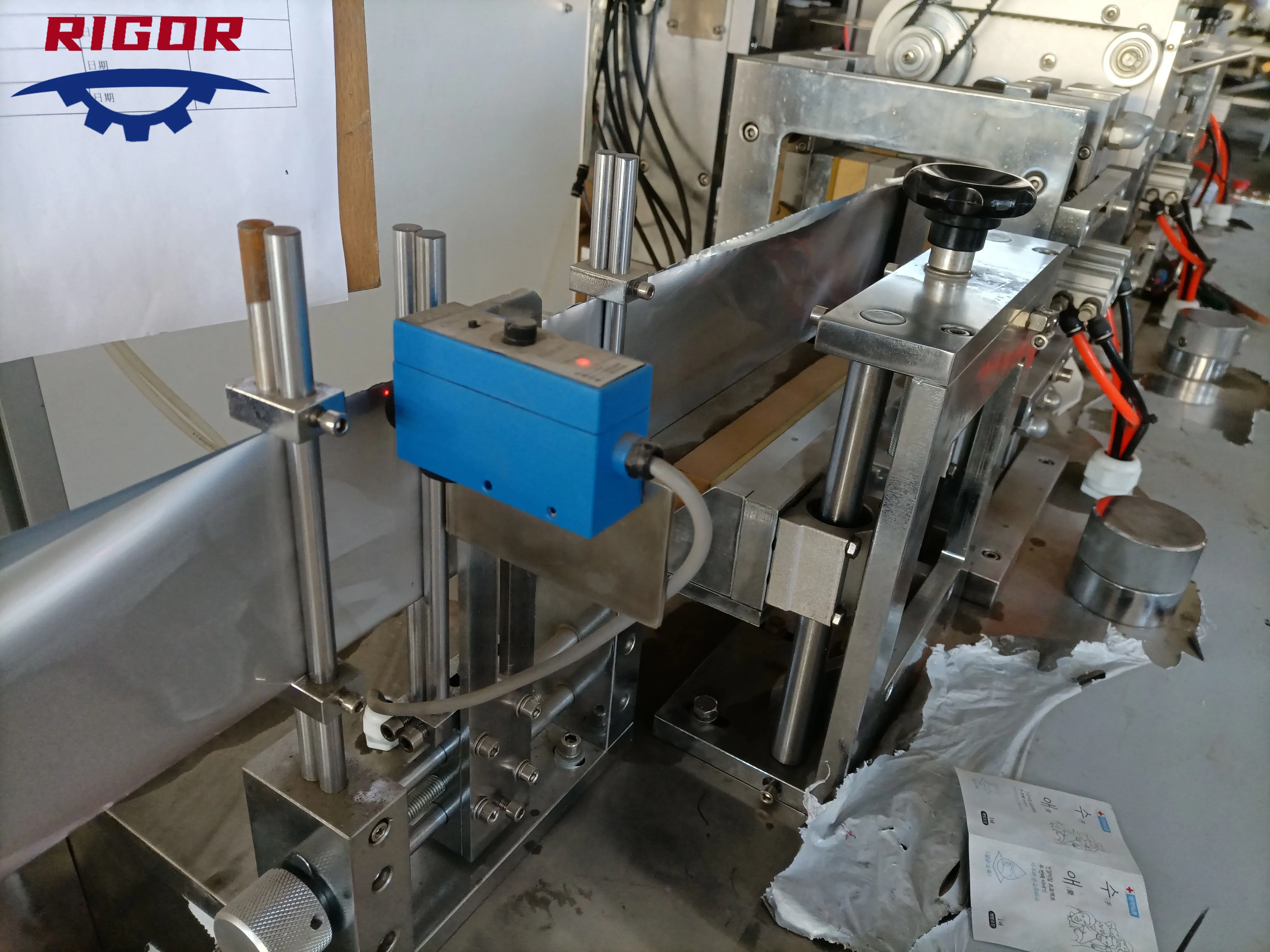 Automatic Wet Tissue Vertical Packing Machine Sterilized Wet Wipes Packing Machine