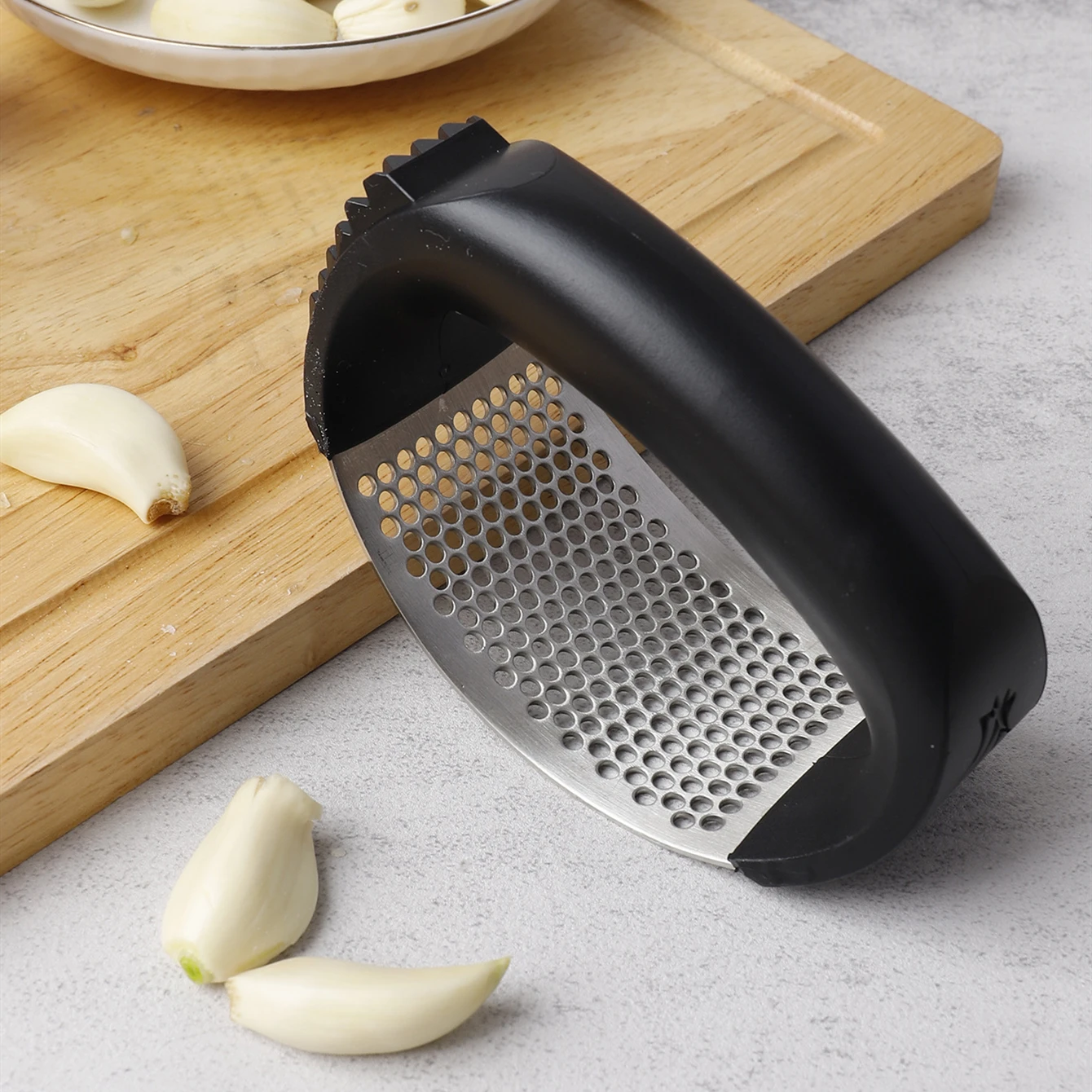 Kitchen fruit & vegetable tools pink black green soft handle arc shape pp stainless steel manual garlic press