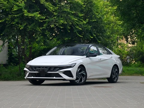 Korea Brand  NEW  CAR  Hyundai   elantra  LUX premium version  1.5L 115HP  84KW 144NM