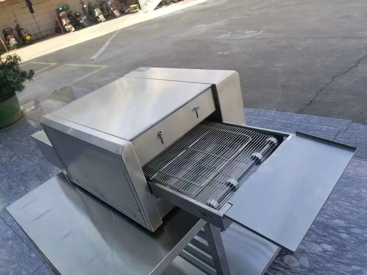 Commercial Fast food restaurants  kitchen larger conveyor belt pizza oven, automatic toasters pizza ovens